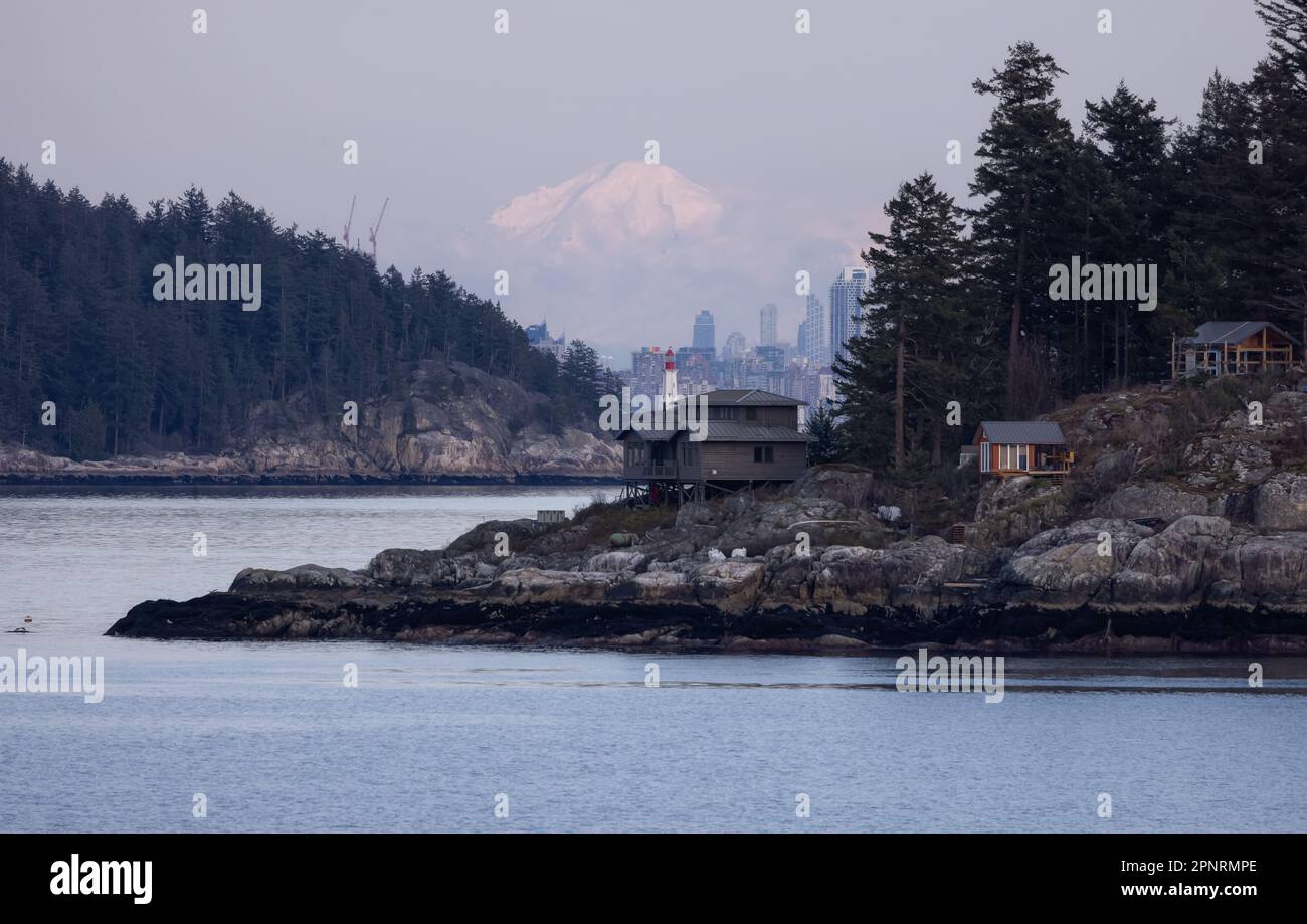 Chalets sur passage Island avec les bâtiments du centre-ville et Lighthouse Park Banque D'Images