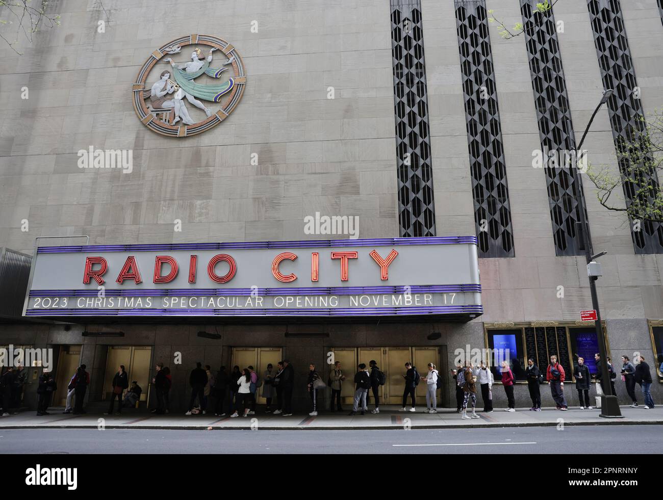 New York, États-Unis. 20th avril 2023. Des danseurs attendent en file à l'extérieur pour les 2023 auditions de roquettes au radio City Music Hall jeudi, à 20 avril 2023, à New York. Les danseurs assistant à l'audition pourraient recevoir une place convoitée sur la ligne des Rockettes pour le spectaculaire Noël 2023 avec les Rockettes de radio City ou une offre d'assister au Conservatoire des Rockettes sur invitation cet été. Photo de John Angelillo/UPI crédit: UPI/Alay Live News Banque D'Images