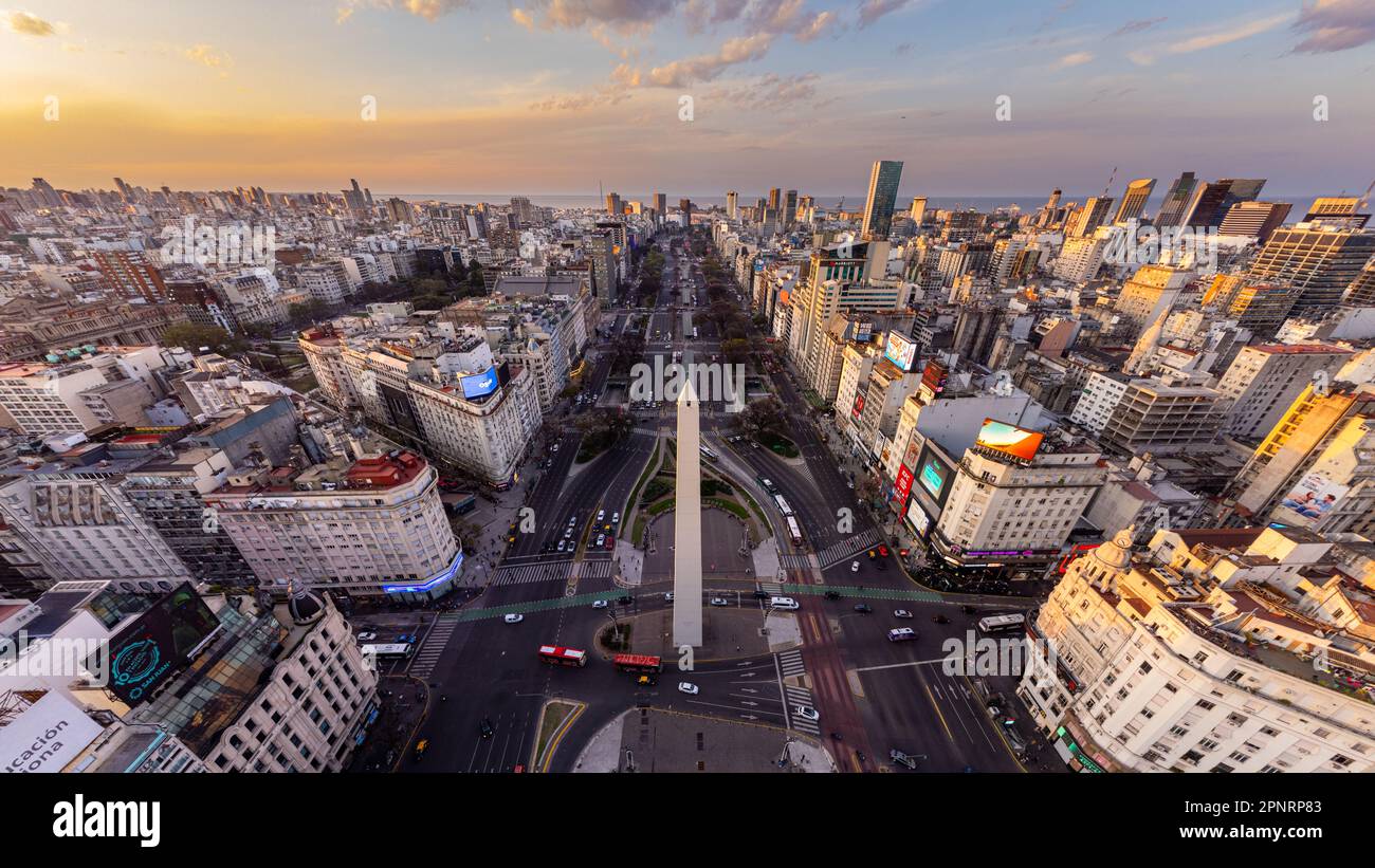 Un drone a tiré sur le paysage urbain de l'obélisque dans la ville de Buenos Aires. Banque D'Images