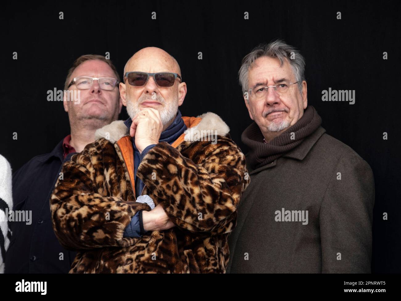 Le musicien Brian Eno, président de la Coalition Halte à la guerre, lors de la manifestation et du rassemblement Halte à Trafalgar Square londres, le 28 mars 2023 Banque D'Images