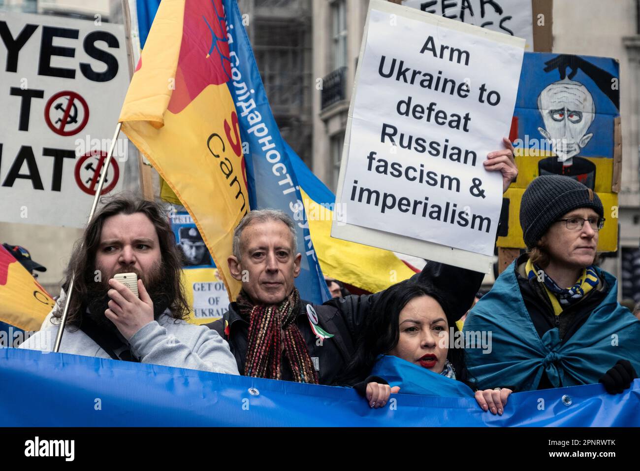Une petite contre-manifestation en faveur de l'armement de l'Ukraine a tenté d'interrompre la principale manifestation de la coalition Stop the War à Londres, le 25 février 2023 Banque D'Images