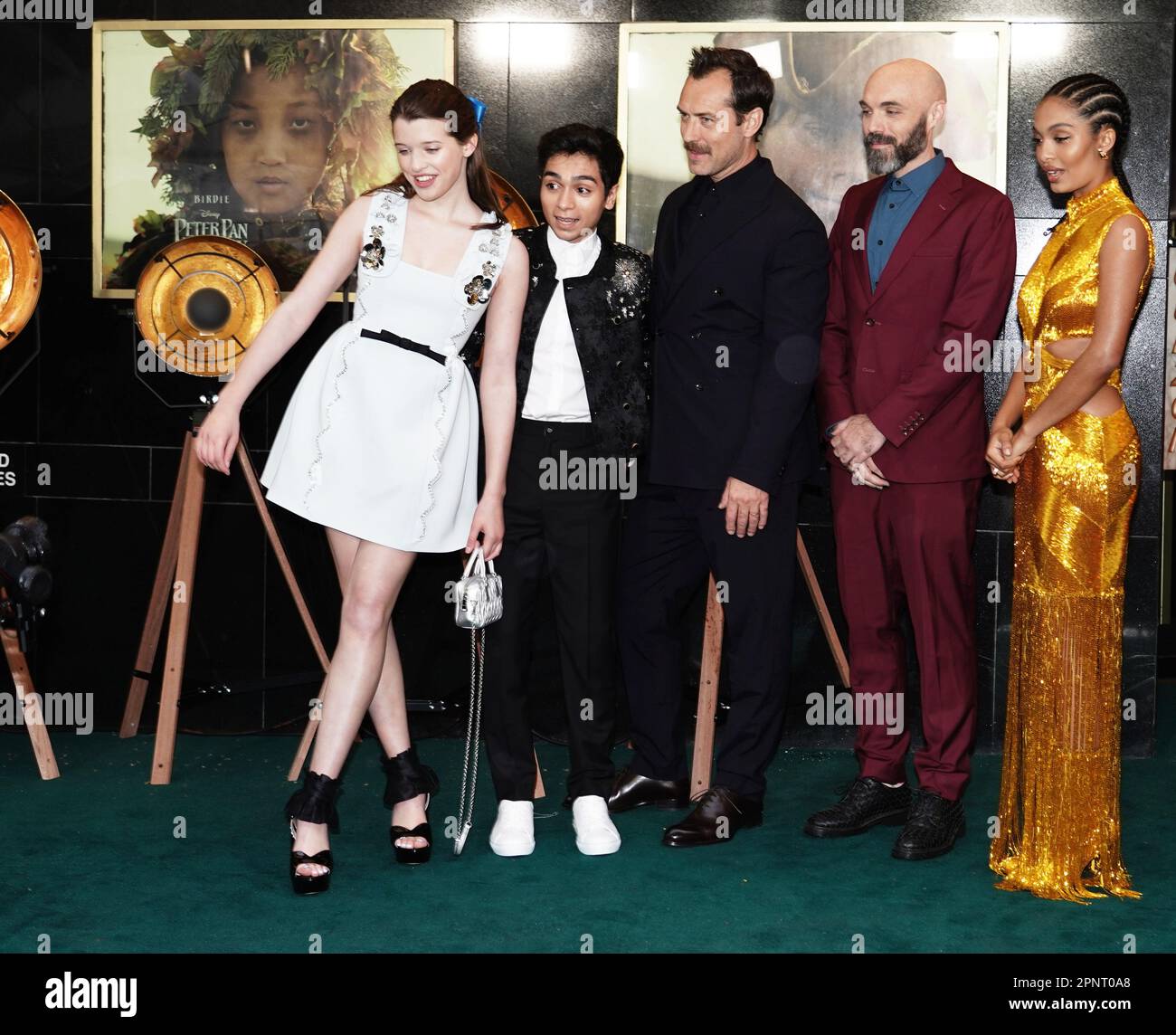 (Gauche-droite) Ever Anderson, Alexander Molony, Jude Law, David Lowery et Yara Shahidi assistent à la première mondiale de Peter Pan & Wendy, au Curzon Mayfair de Londres. Date de la photo: Jeudi 20 avril 2023. Banque D'Images