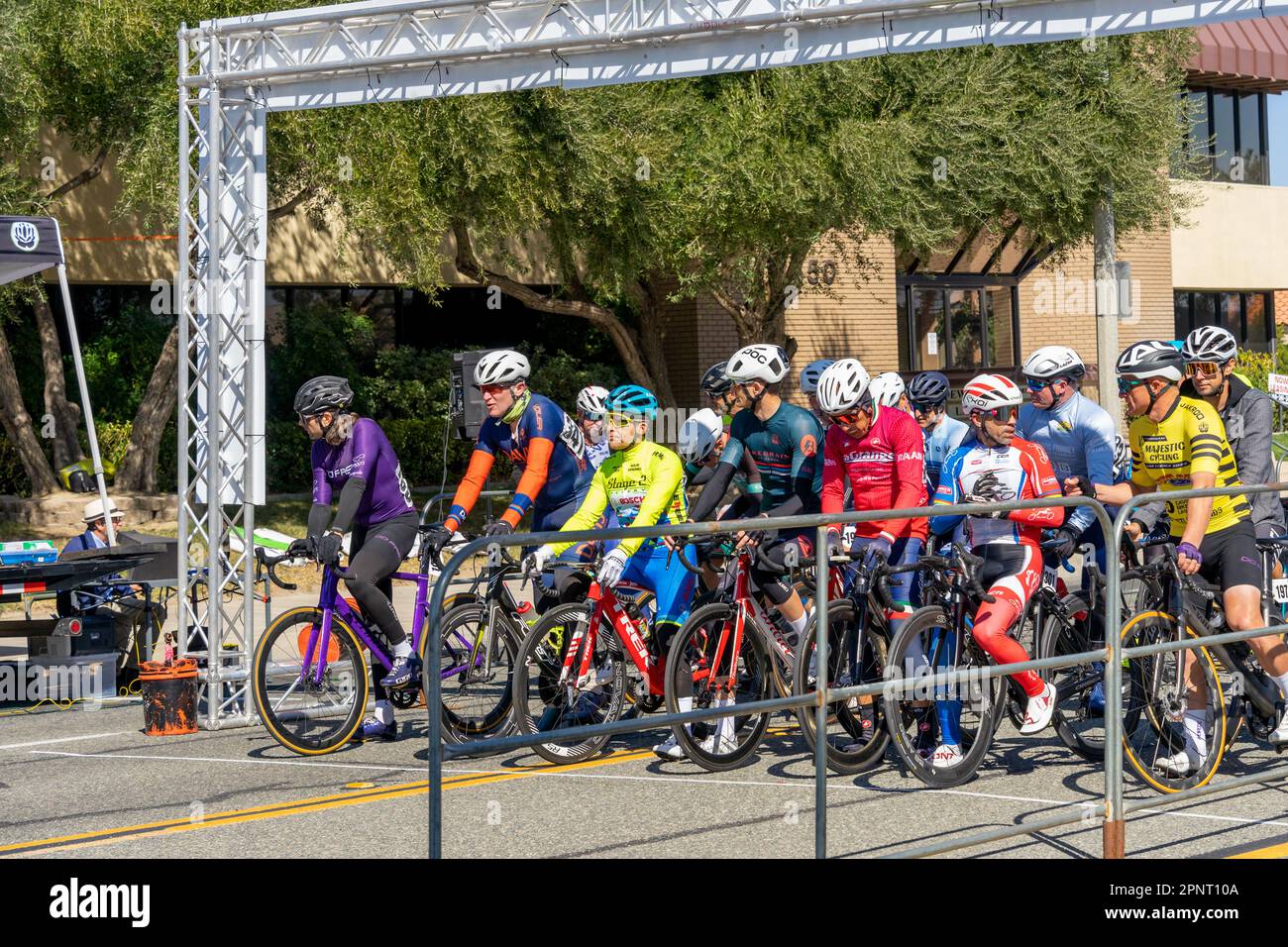Victorville, CA, Etats-Unis – 26 mars 2023 : un groupe d'hommes cyclistes qui attendent à la ligne de départ de la course cycliste sur route organisée par Majestic Cycling en V Banque D'Images