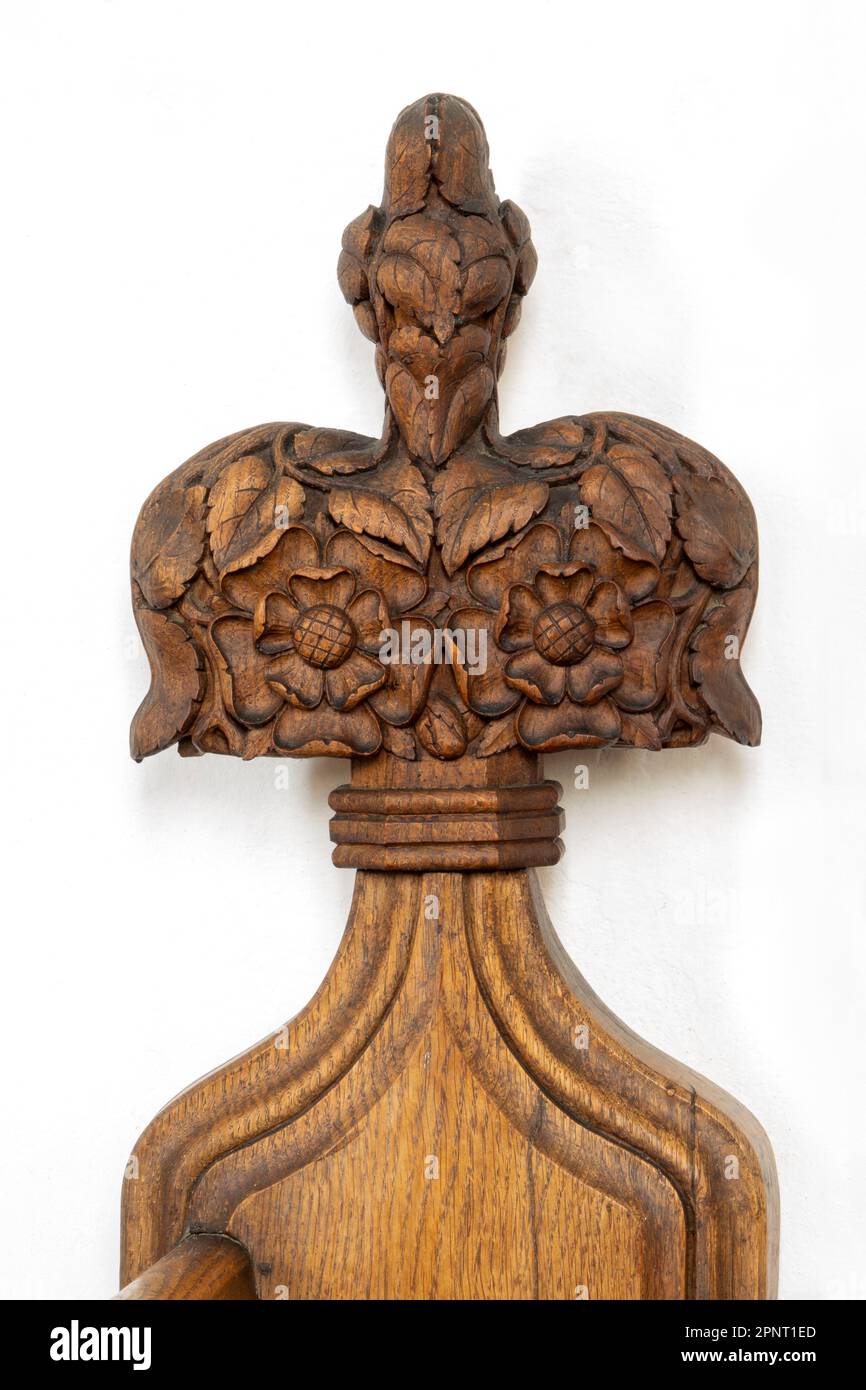 Bois sculpté fleur-de-lis de banc basé sur la conception culmine St Mary the Virgin Church Parham, Suffolk Banque D'Images
