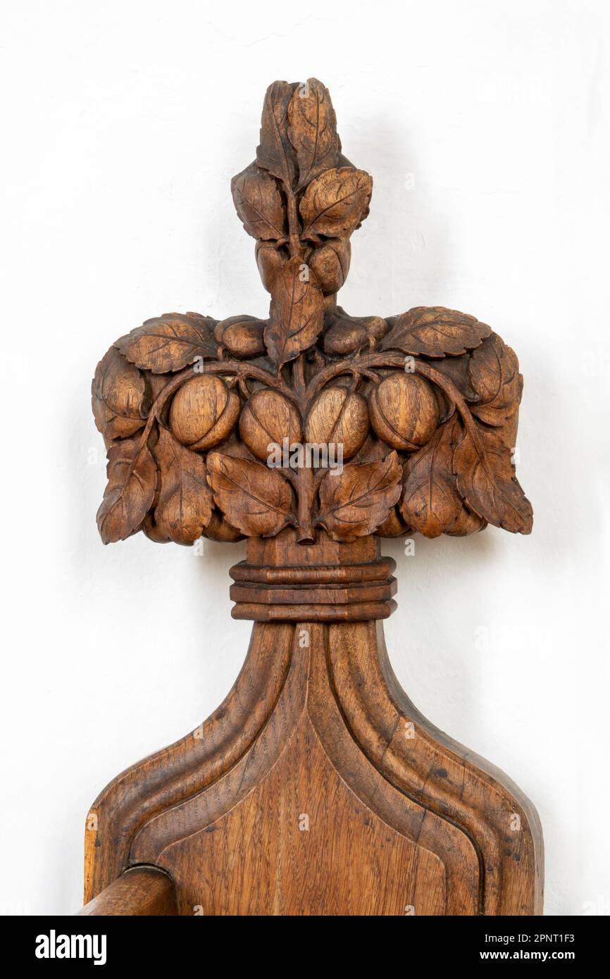 Bois sculpté fleur-de-lis de banc basé sur la conception culmine St Mary the Virgin Church Parham, Suffolk Banque D'Images