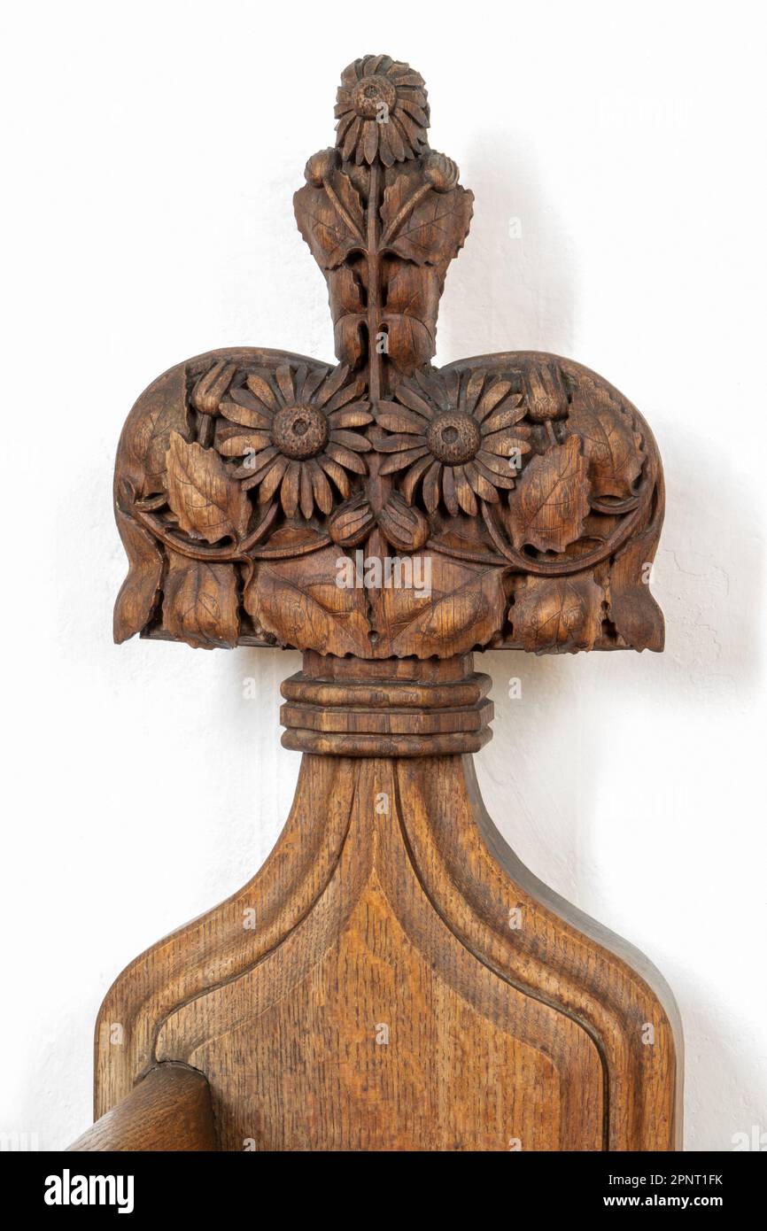 Bois sculpté fleur-de-lis de banc basé sur la conception culmine St Mary the Virgin Church Parham, Suffolk Banque D'Images