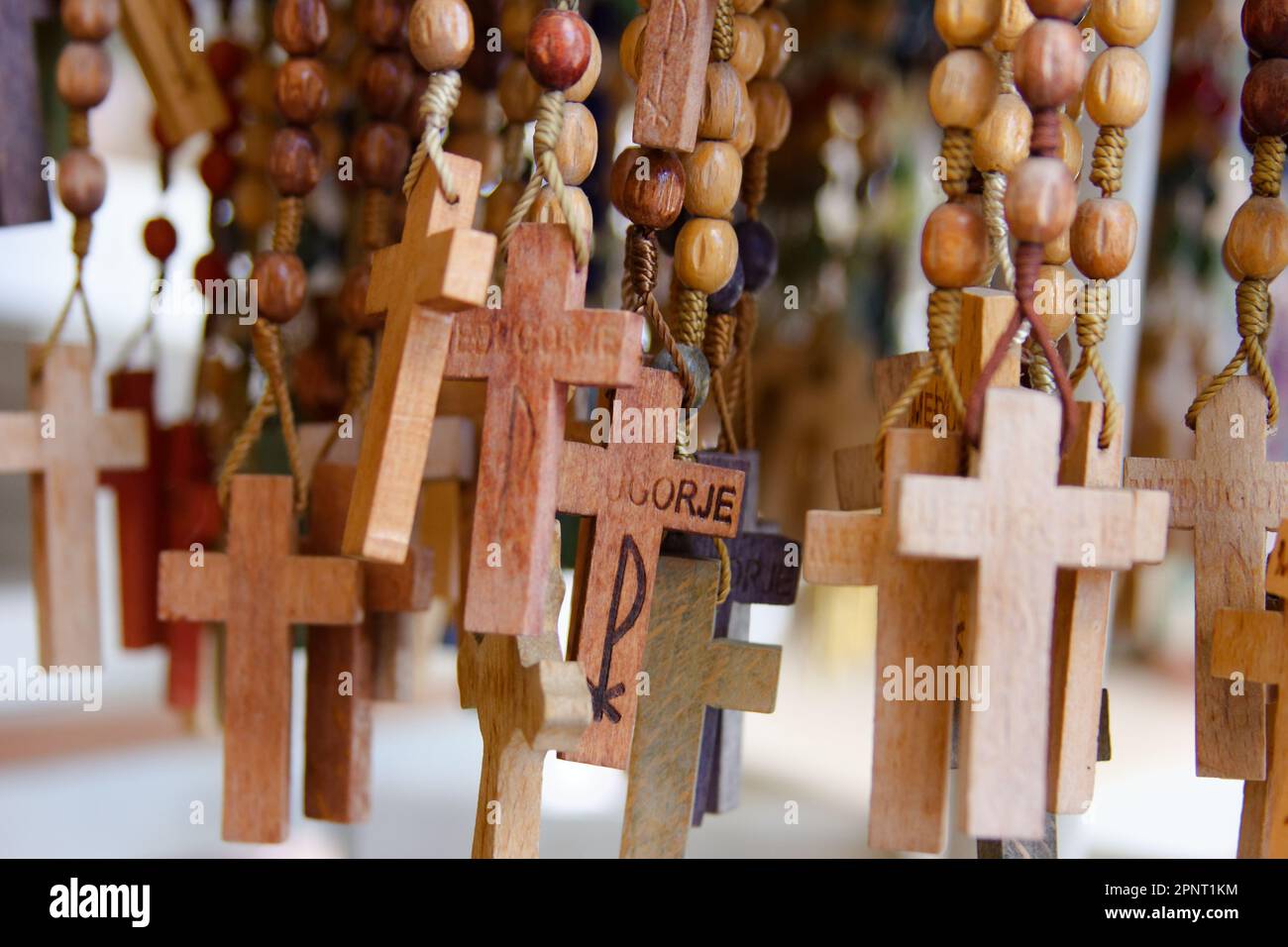 Rosaires dans une boutique de souvenirs de Medjugorje, en Bosnie-Herzégovine. Banque D'Images