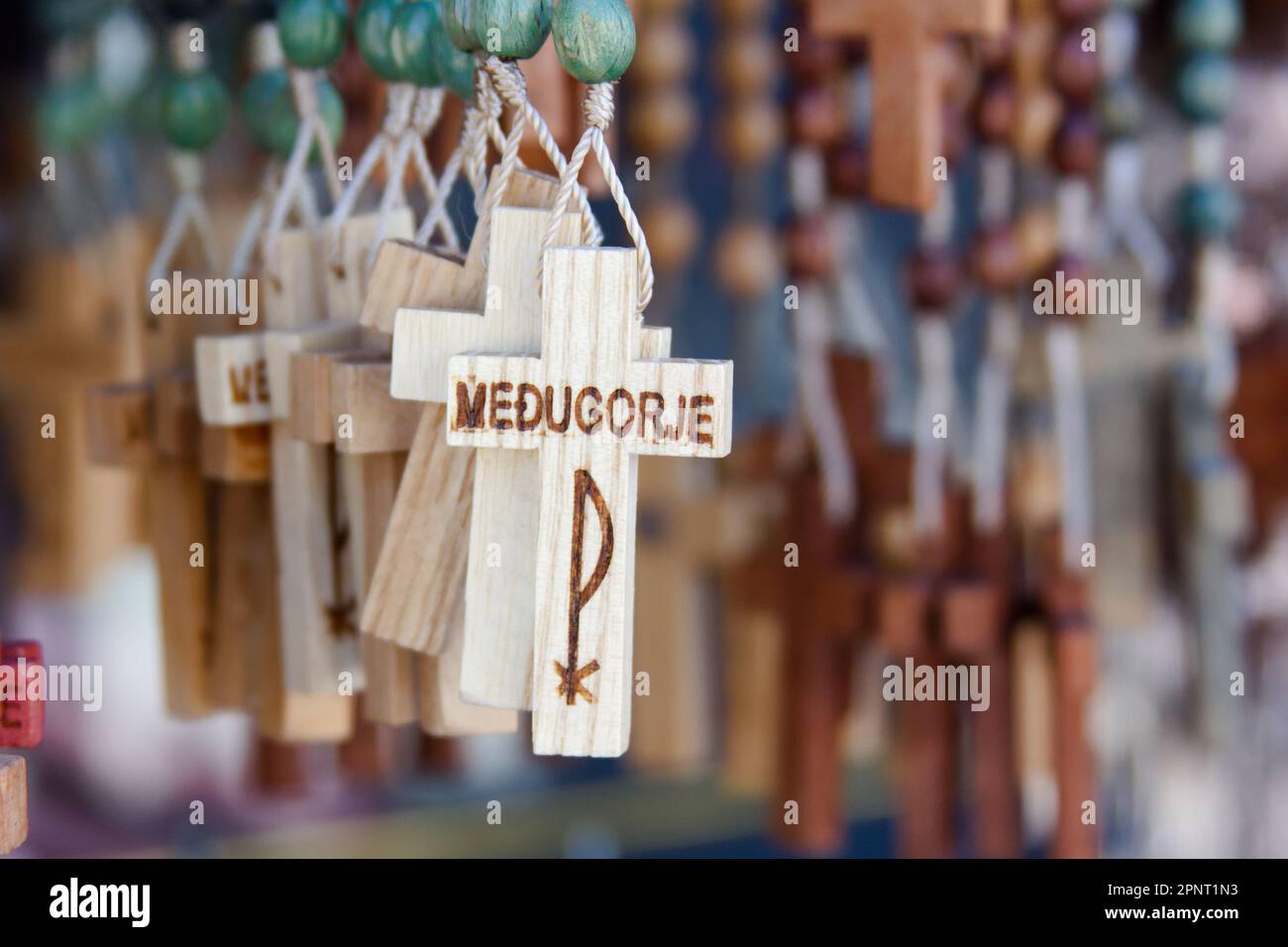 Rosaires dans une boutique de souvenirs de Medjugorje, en Bosnie-Herzégovine. Banque D'Images