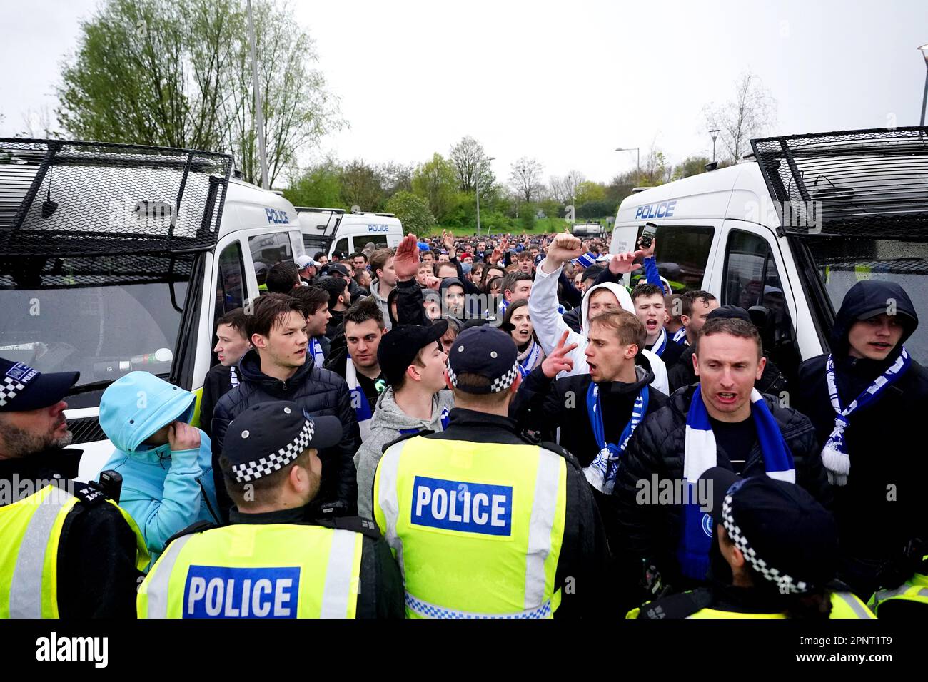 Les supporters de la police arrivent au stade avant le deuxième match de quart de finale de la Ligue des conférences européennes de l'UEFA au stade de Londres, à Londres. Date de la photo: Jeudi 20 avril 2023. Banque D'Images