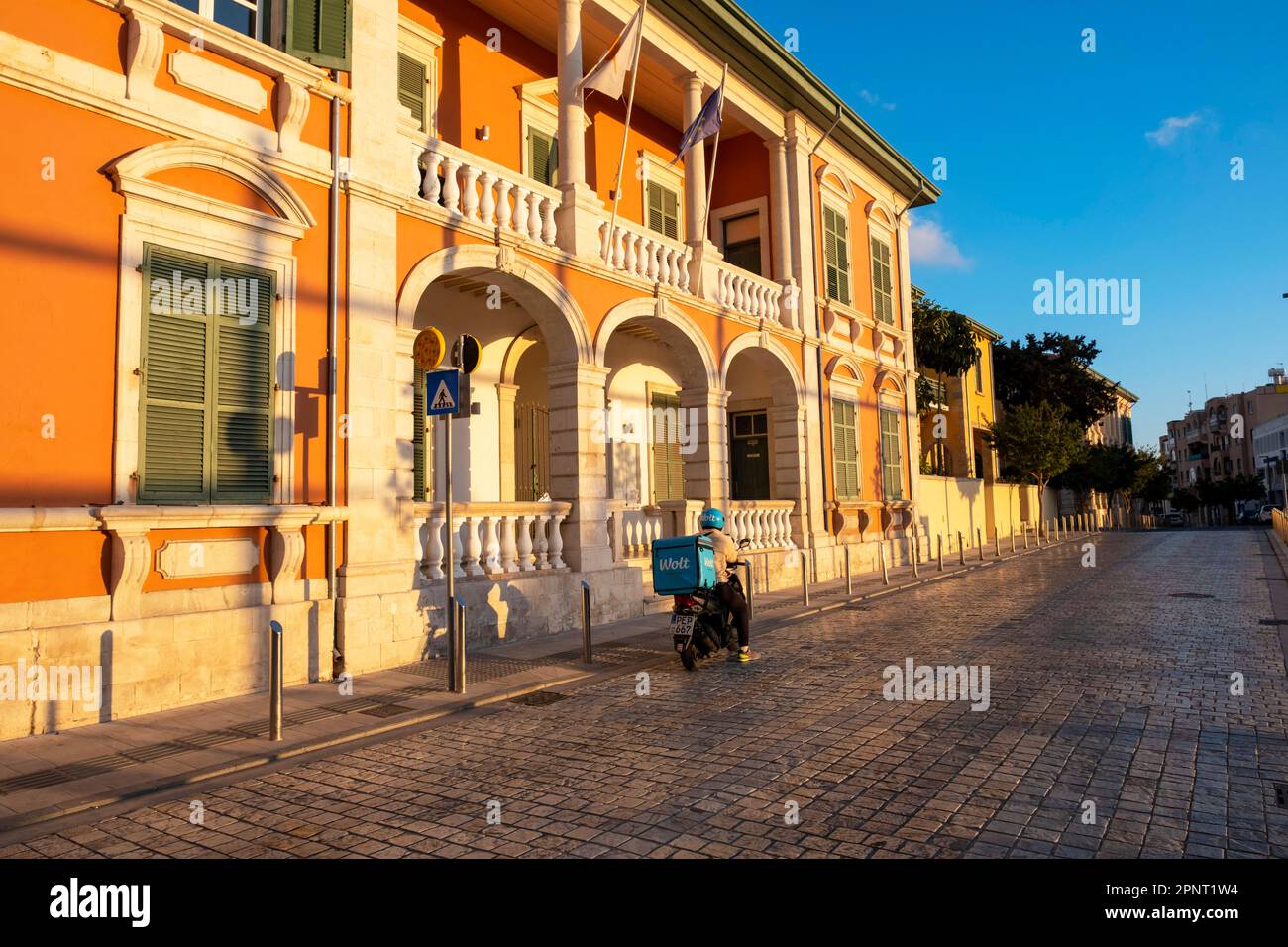 Bâtiment du gouvernement sur la rue Nicodème Milona, Pafos, Chypre Banque D'Images