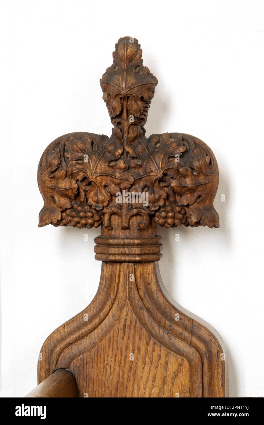 Bois sculpté fleur-de-lis de banc basé sur la conception culmine St Mary the Virgin Church Parham, Suffolk Banque D'Images