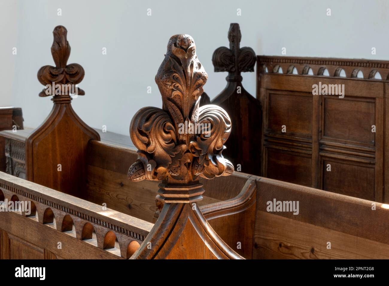 Bois sculpté fleur-de-lis de banc basé sur la conception culmine St Mary the Virgin Church Parham, Suffolk Banque D'Images
