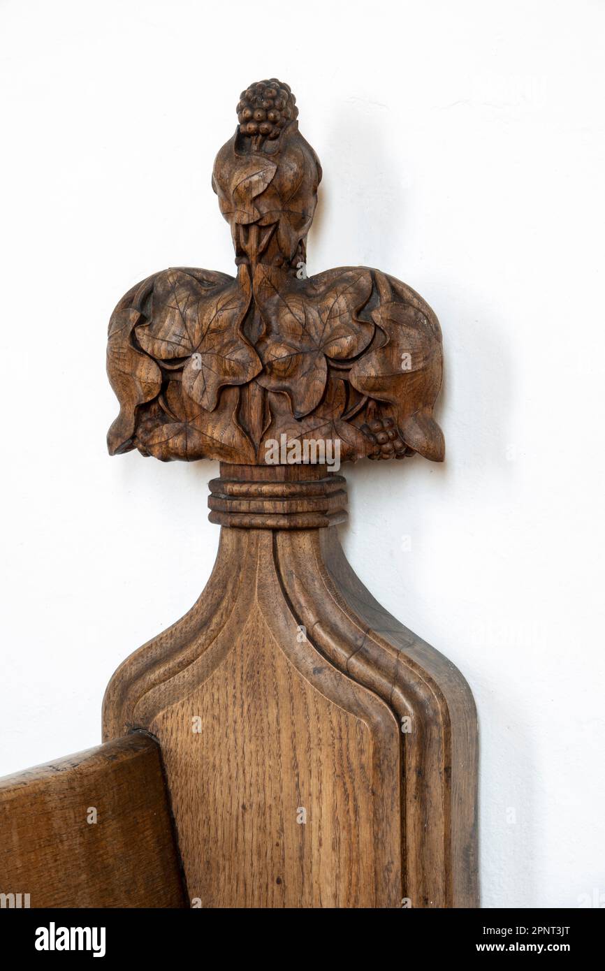 Bois sculpté fleur-de-lis de banc basé sur la conception culmine St Mary the Virgin Church Parham, Suffolk Banque D'Images