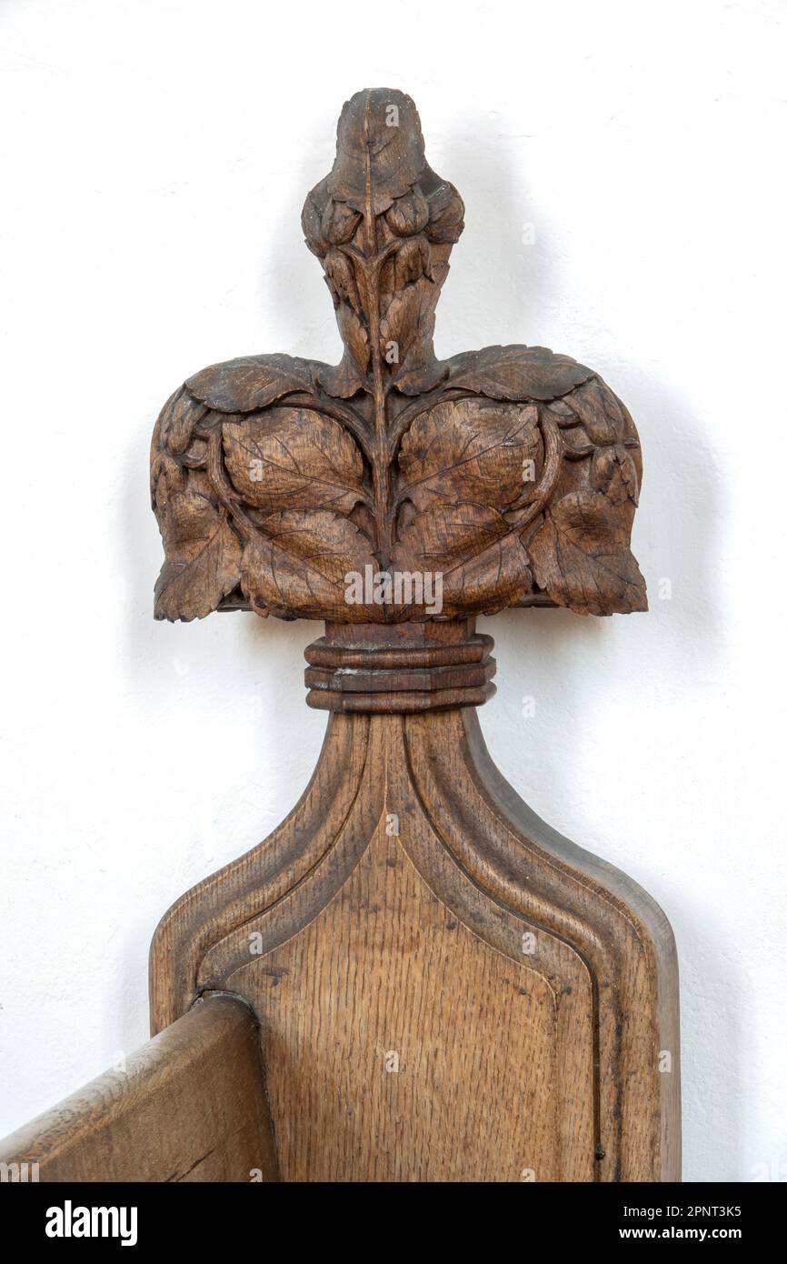 Bois sculpté fleur-de-lis de banc basé sur la conception culmine St Mary the Virgin Church Parham, Suffolk Banque D'Images