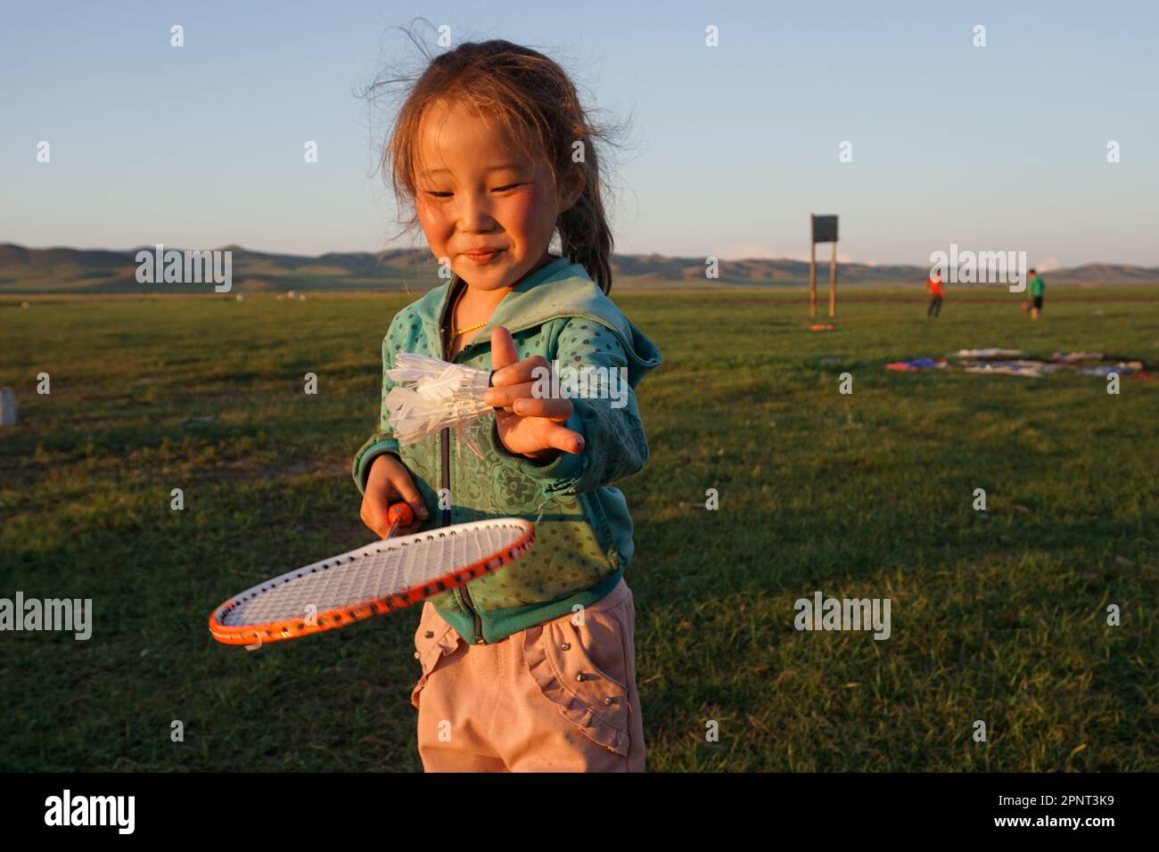 Anujin Darambazar, 5 ans, joue au badminton pour la première fois à Erdenebuggan, dans la province d'Arkhangai, en Mongolie, sur 13 août 2021. Les parents d’Anujin ont acheté son équipement après qu’elle s’est intéressée au sport tout en regardant les Jeux Olympiques de Tokyo en 2020. (Myagmarsuren Battur/Global Press Journal) Banque D'Images