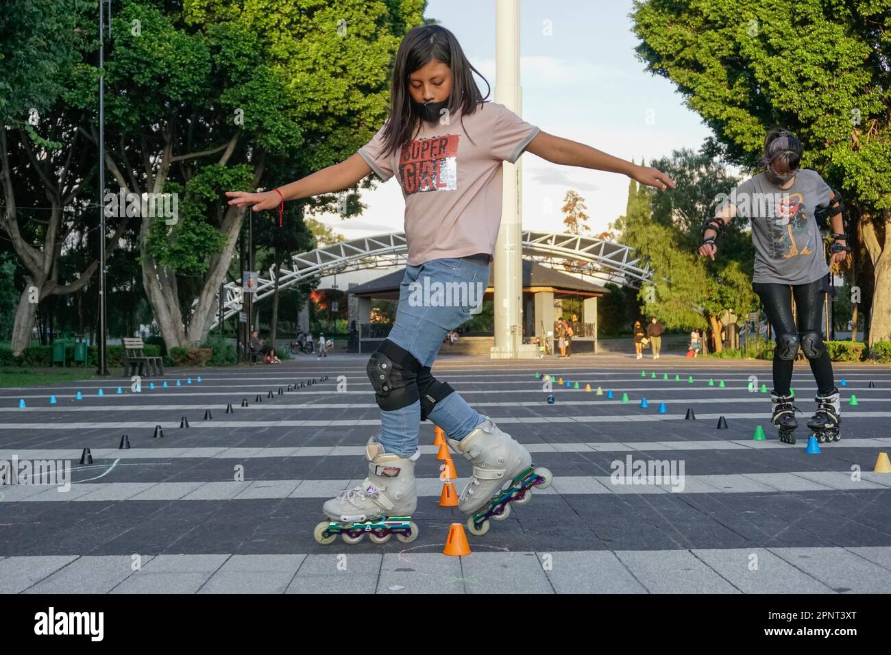 Yaretzi Ramos, 11 ans, pratique le slalom, un style de patinage, lors d'un cours dans un parc public dans le sud de la ville de Mexico sur 18 août 2021. « J'aime que c'est un bon défi et que vous puissiez faire des progrès très rapidement », explique M. Yaretzi. Les cours ont été suspendus pendant près d'un an en raison des restrictions du coronavirus, mais la pandémie a également amené de nouveaux étudiants, qui se sont joints à la recherche d'activités de plein air. (Mar García/Global Press Journal) Banque D'Images