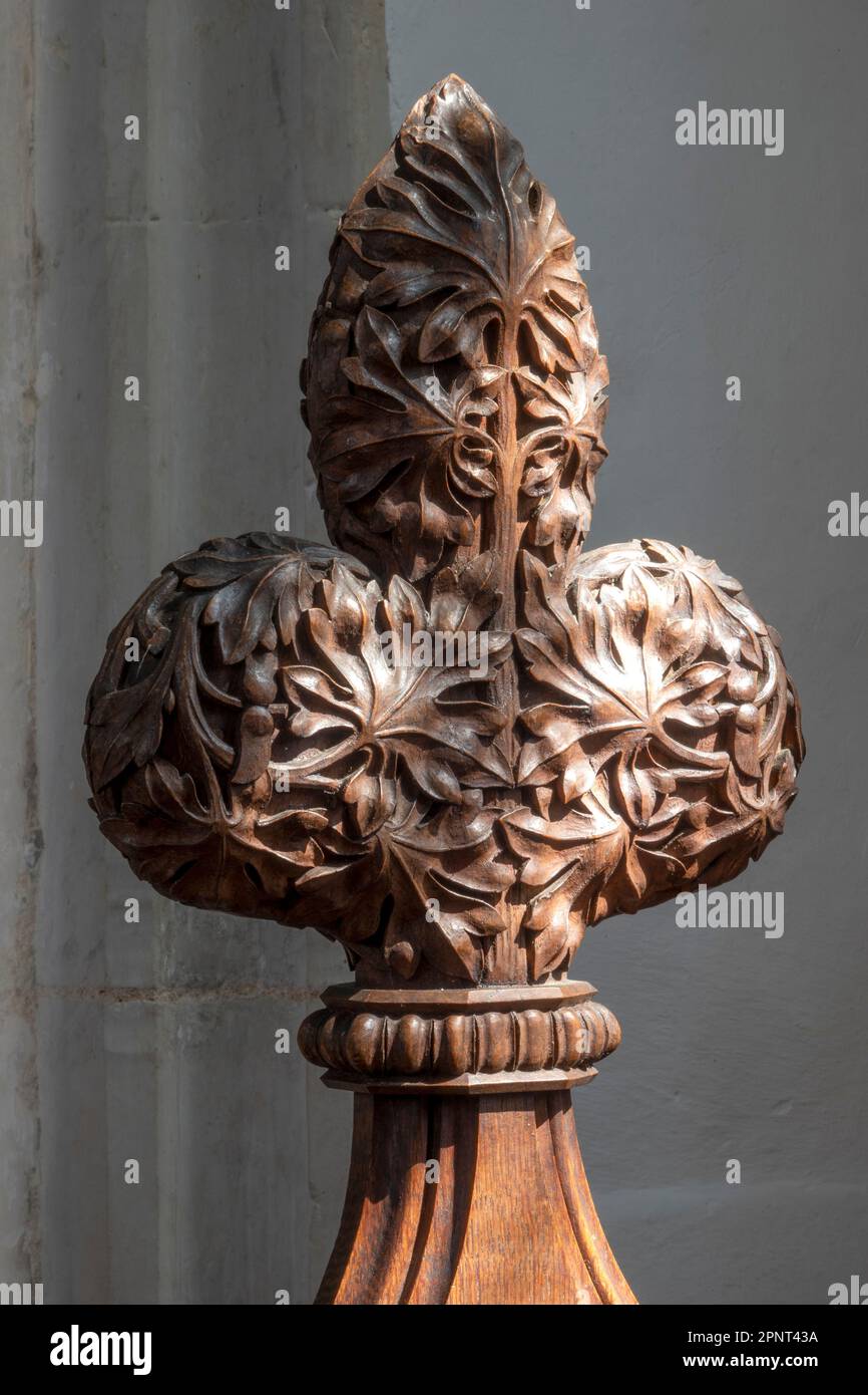 Bois sculpté fleur-de-lis de banc basé sur la conception culmine St Mary the Virgin Church Parham, Suffolk Banque D'Images