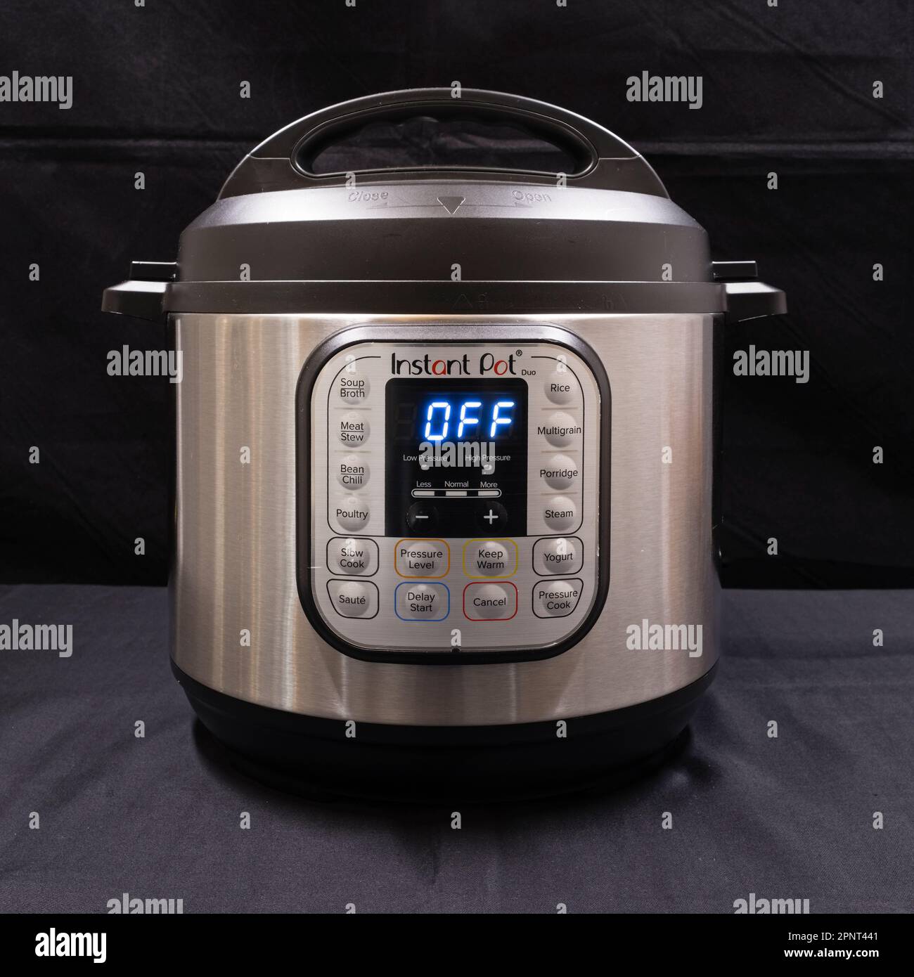 Irvine, Écosse, Royaume-Uni-12 mars 2023: Nouvelle cuisinière à basse pression et de marque Instant-Pot, un appareil de cuisson à économie d'énergie populaire en noir an Banque D'Images