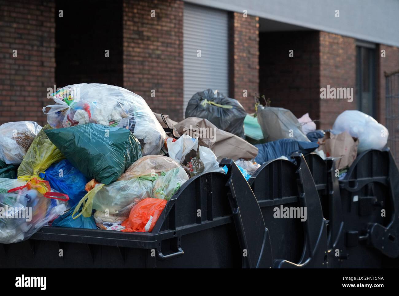 Berlin, Allemagne. 28th mars 2023. Les poubelles débordant n'ont pas été vidées depuis plusieurs jours et se trouvent sur le côté de la route, devant les bâtiments résidentiels. Crédit : Soeren Stache/dpa/Alay Live News Banque D'Images