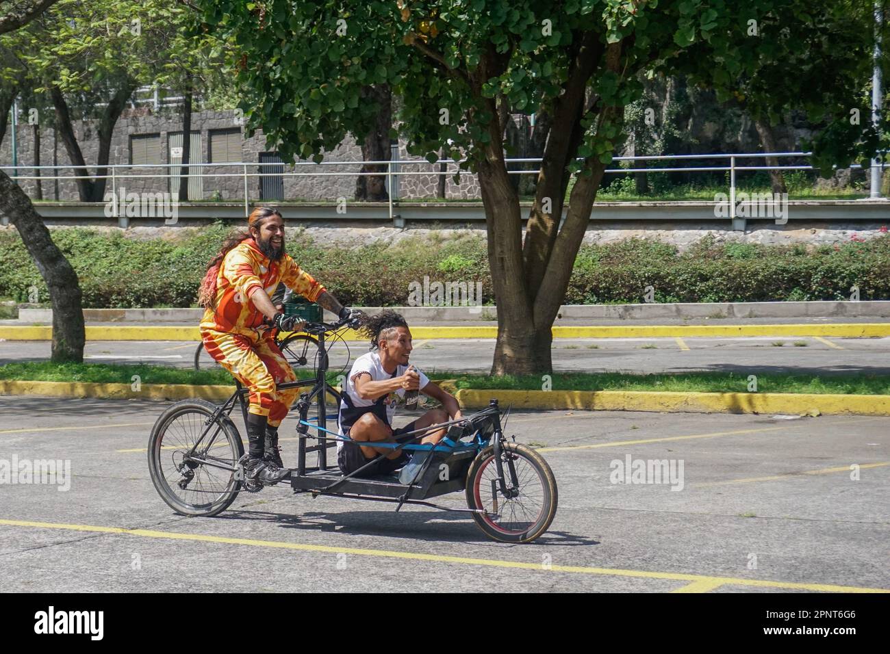 Fernando Núñez, à gauche, et Johnny Rivas participent à une course de vélo de cargaison dans le cadre de la semaine d'appréciation des messagers de vélo à Mexico sur 9 octobre 2021. Núñez dit qu'il est important de sensibiliser les gens à leur travail et de créer une communauté parmi les messagers de vélo. (Mar García/Global Press Journal) Banque D'Images