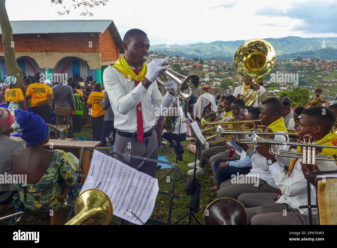 Richard Kambale Nzike, au centre, joue de la trompette tout en dirigeant son groupe à un churchin adventiste du septième jour, Kikumba, République démocratique du Congo sur 2 octobre 2021. (Merveille Kavira Luneghe/Global Press Journal) Banque D'Images