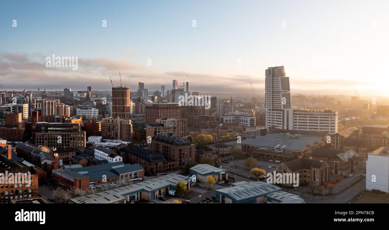 LEEDS, ROYAUME-UNI - 20 AVRIL 2023. Une vue panoramique aérienne d'un horizon urbain de Leeds avec le gratte-ciel Bridgewater place baigné de soleil tôt le matin Banque D'Images