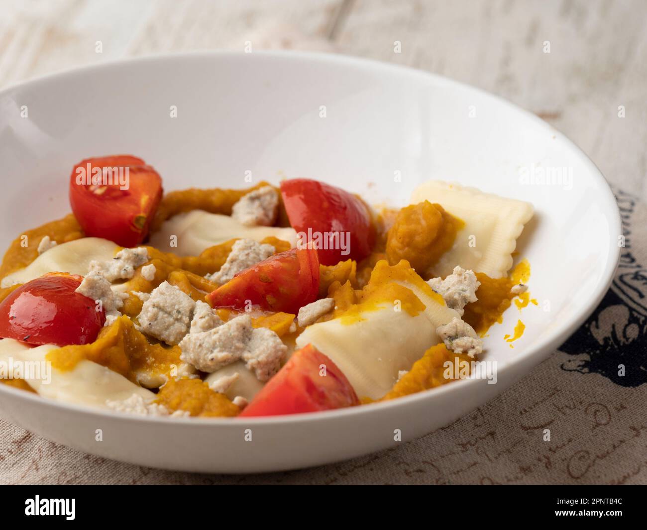 Bol avec raviolis avec une sauce à la citrouille végétalienne maison et feta végétalien. Banque D'Images