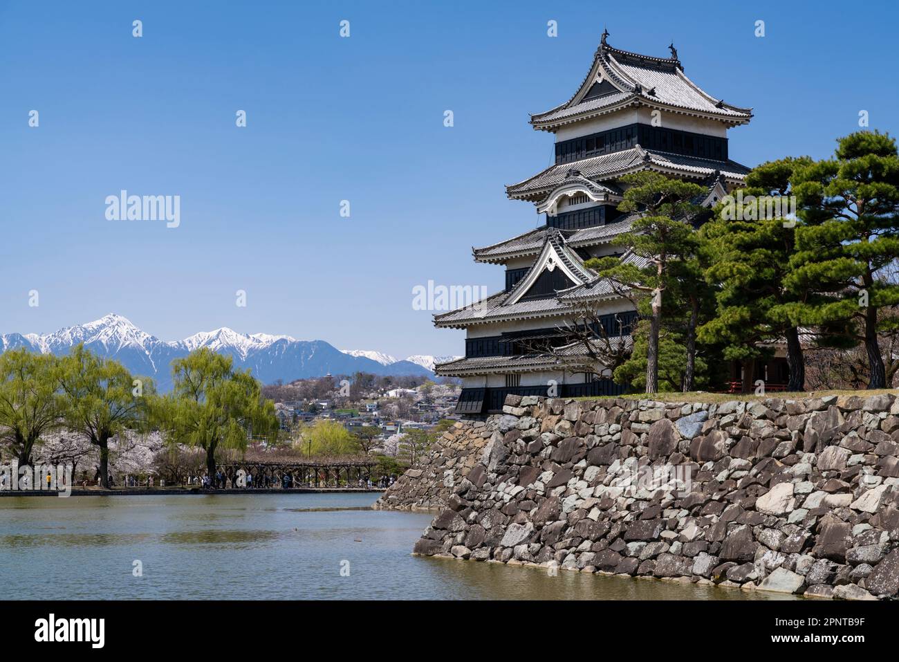 Château de Matsumoto et montagnes des Alpes japonaises dans la préfecture de Nagano, Japon. Banque D'Images