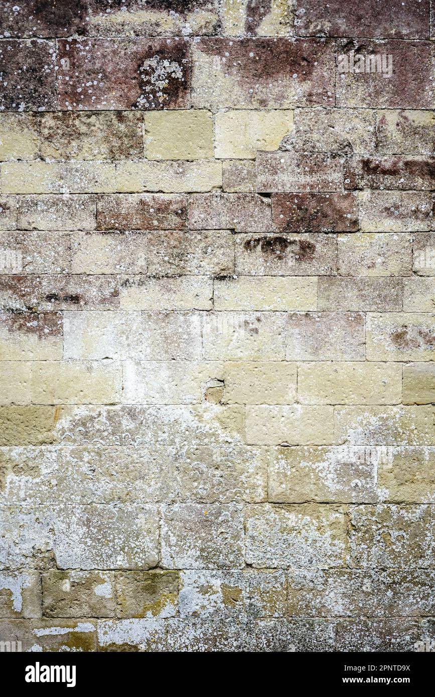 Vieux mur de blocs de calcaire abîmé et abîmé Banque D'Images