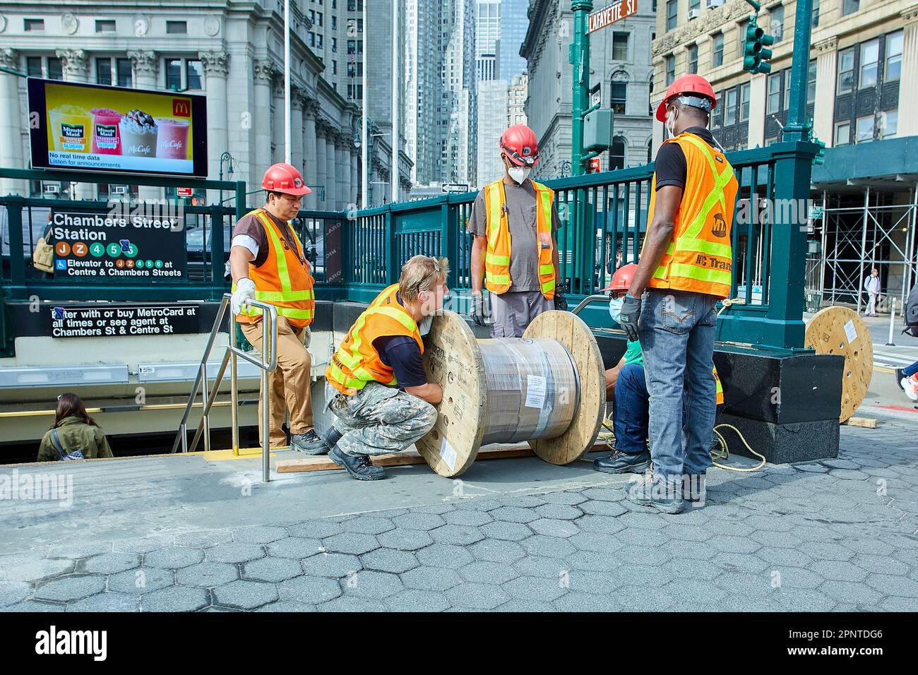 New York, NY Etats-Unis - 06 21 2022: Ouvriers de la construction près de l'entrée du métro Banque D'Images