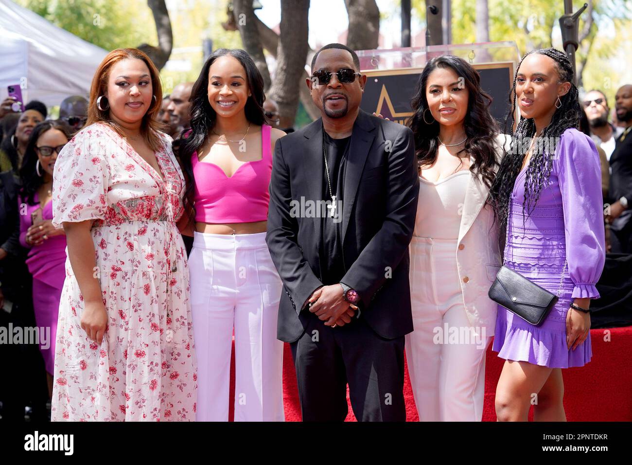Martin Lawrence, center, poses with Amara Trinity Lawrence, from left, Jasmine Page Lawrence, Shamicka Gibbs and Iyanna Faith Lawrence during a star ceremony in his honor on the Hollywood Walk of Fame on Thursday, April 20, 2023, in Los Angeles.(AP Photo/Chris Pizzello) Banque D'Images