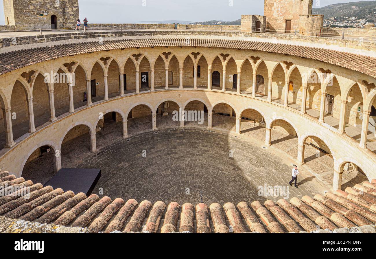 Cour centrale voûtée gothique du château de Bellver le Castillo de Bellver haut sur une colline surplombant Palma de Majorque dans les îles Baléares d'Espagne Banque D'Images