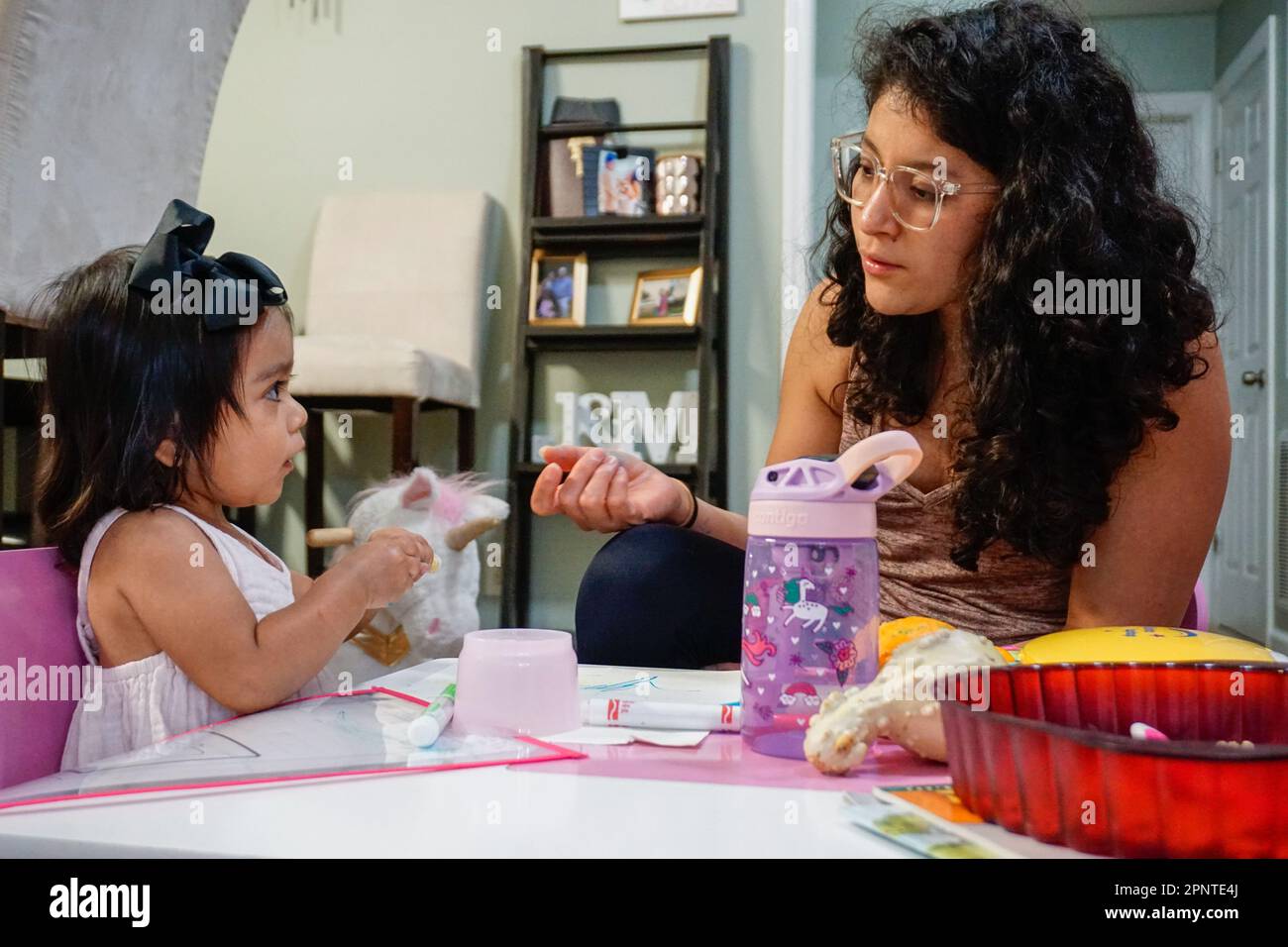 Mónica Martínez, qui a déménagé du Mexique à l'âge de 12 ans, et sa fille de 1 ans, Emma Escobedo-Martínez, font des activités éducatives à Chapel Hill, Caroline du Nord, Etats-Unis sur 25 octobre 2021. (ENA Aguilar Peláez/Global Press Journal) Banque D'Images
