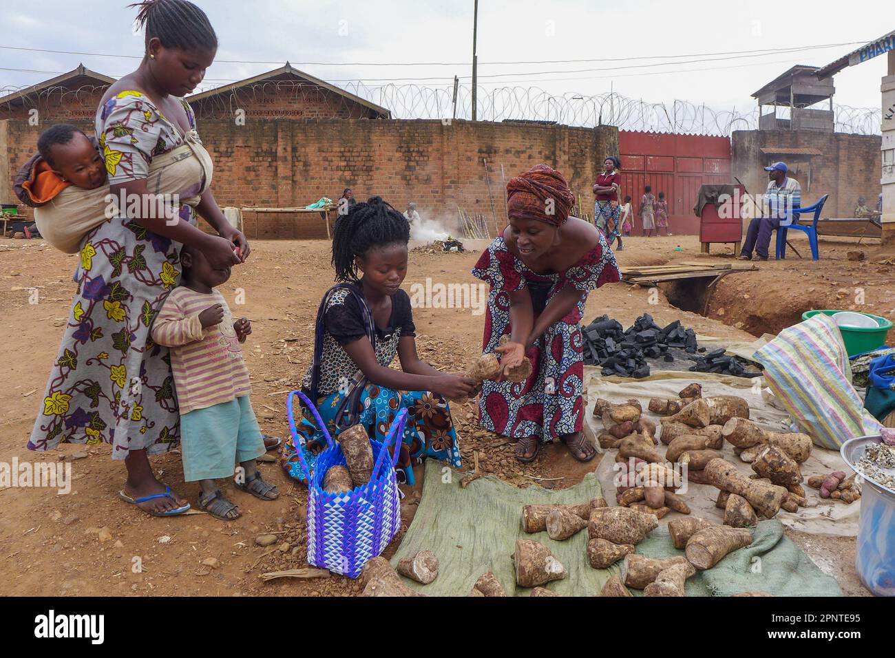 Kavira Vahimba, à droite, vend des racines de taro à Siwasi Muvuya, au centre, à Kikimba, en République démocratique du Congo, sur 3 février 2022. Vahimba achète les racines en vrac à Luofu, un village situé à 15 kilomètres (9 miles) au sud-ouest de Kirumba, et les vend sur le marché local. (Merveille Kavira Luneghe/Global Press Journal) Banque D'Images