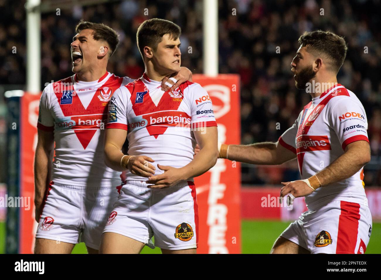 Jon Bennison #5 de St Helens célèbre son essai lors du match de la Super League de Betfred St Helens vs Warrington Wolves au stade de Totally Wicked, St Helens, Royaume-Uni, 20th avril 2023 (photo de Craig Thomas/News Images) Banque D'Images