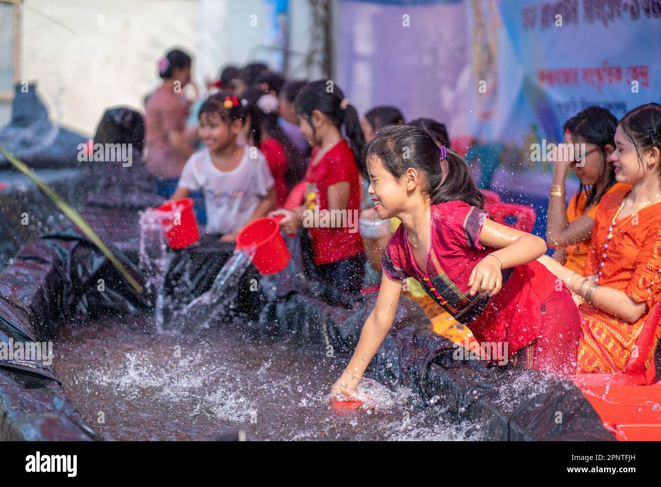 Les communautés de Rakhine célèbrent 'Shangrain', connu comme le festival de l'eau dans le Bazar de Cox. Les communautés autochtones se réunissent et s'engagent dans le jeu de l'eau pour purifier toutes les peines et le désespoir laissés par l'année qui vient à l'occasion de l'accueil de la nouvelle année, également connue sous le nom de Sangrain. Le festival, qui se poursuivra pendant trois jours, fait ses adieux à l'année précédente et accueille la nouvelle année. La croyance traditionnelle est qu'un passé sombre et peu salé peut être effacé avec un nouveau départ dans le prochain. (Photo de Zakir Hossain/Pacific Press) Banque D'Images