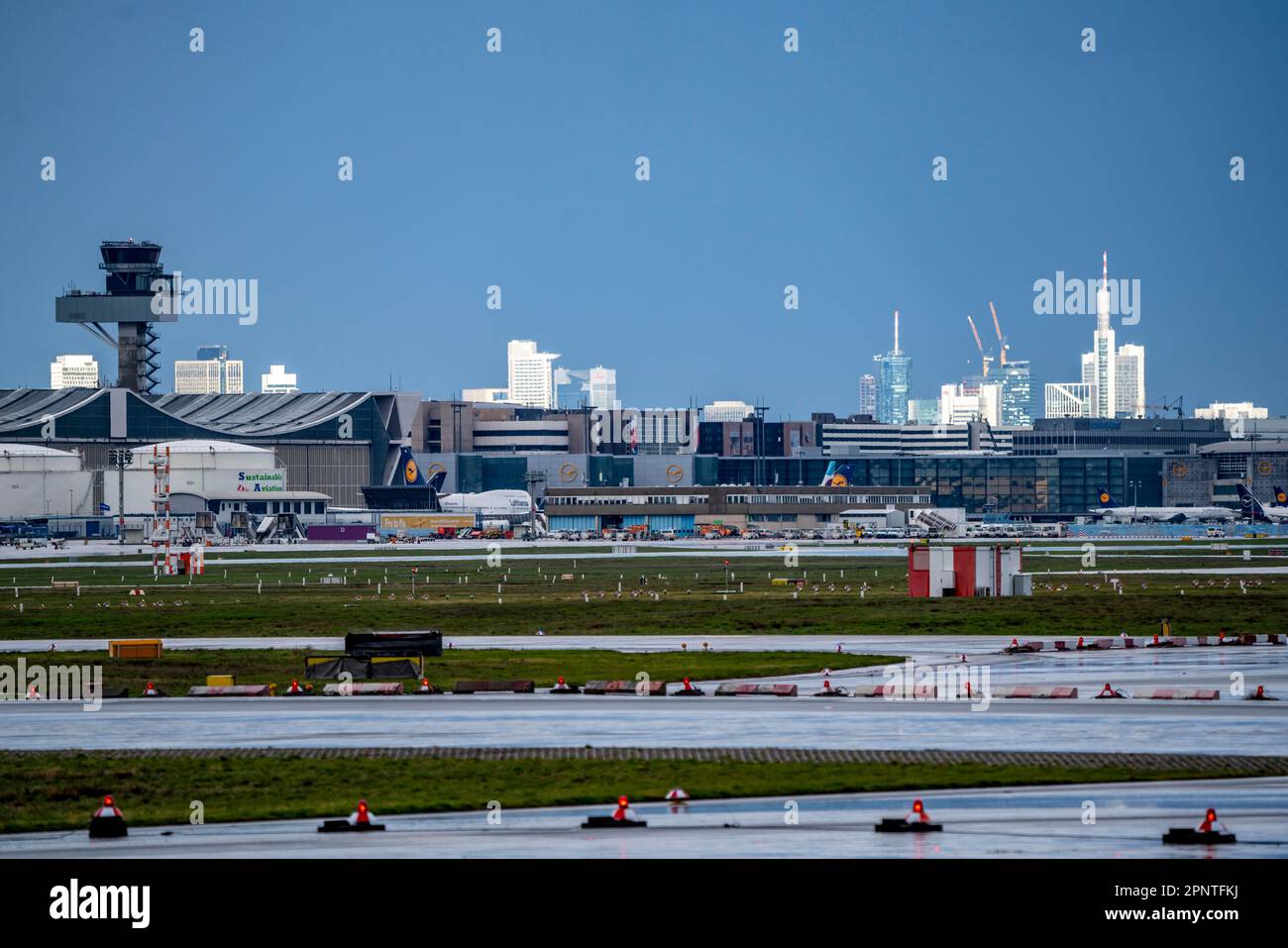 Aéroport de Francfort, après une forte tempête de pluie, FRA, Hesse, Allemagne, Banque D'Images