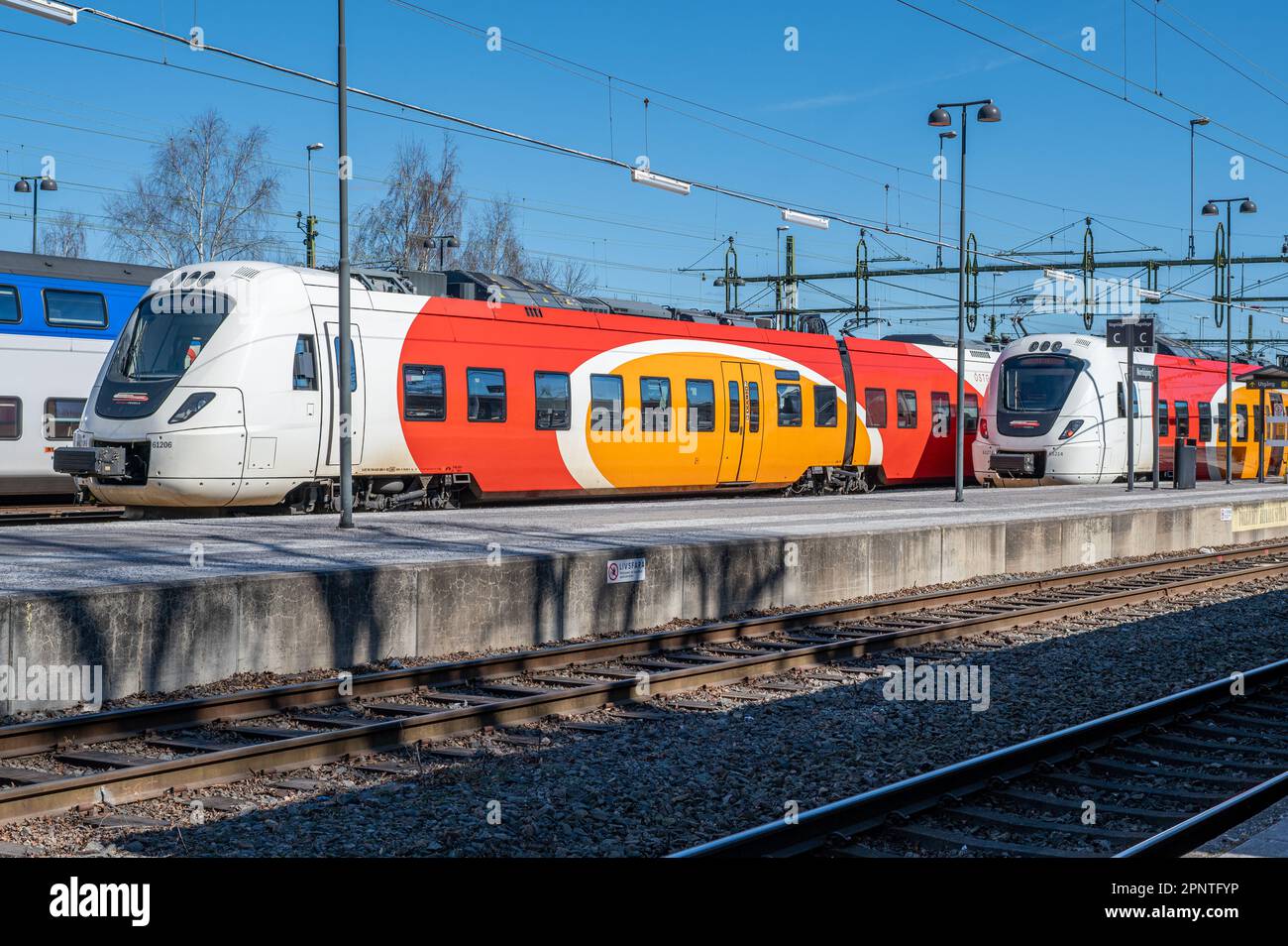 Train de banlieue entre Linköping et Norrköping à la gare centrale de Norrkoping au printemps. La gare date de 1866. Banque D'Images