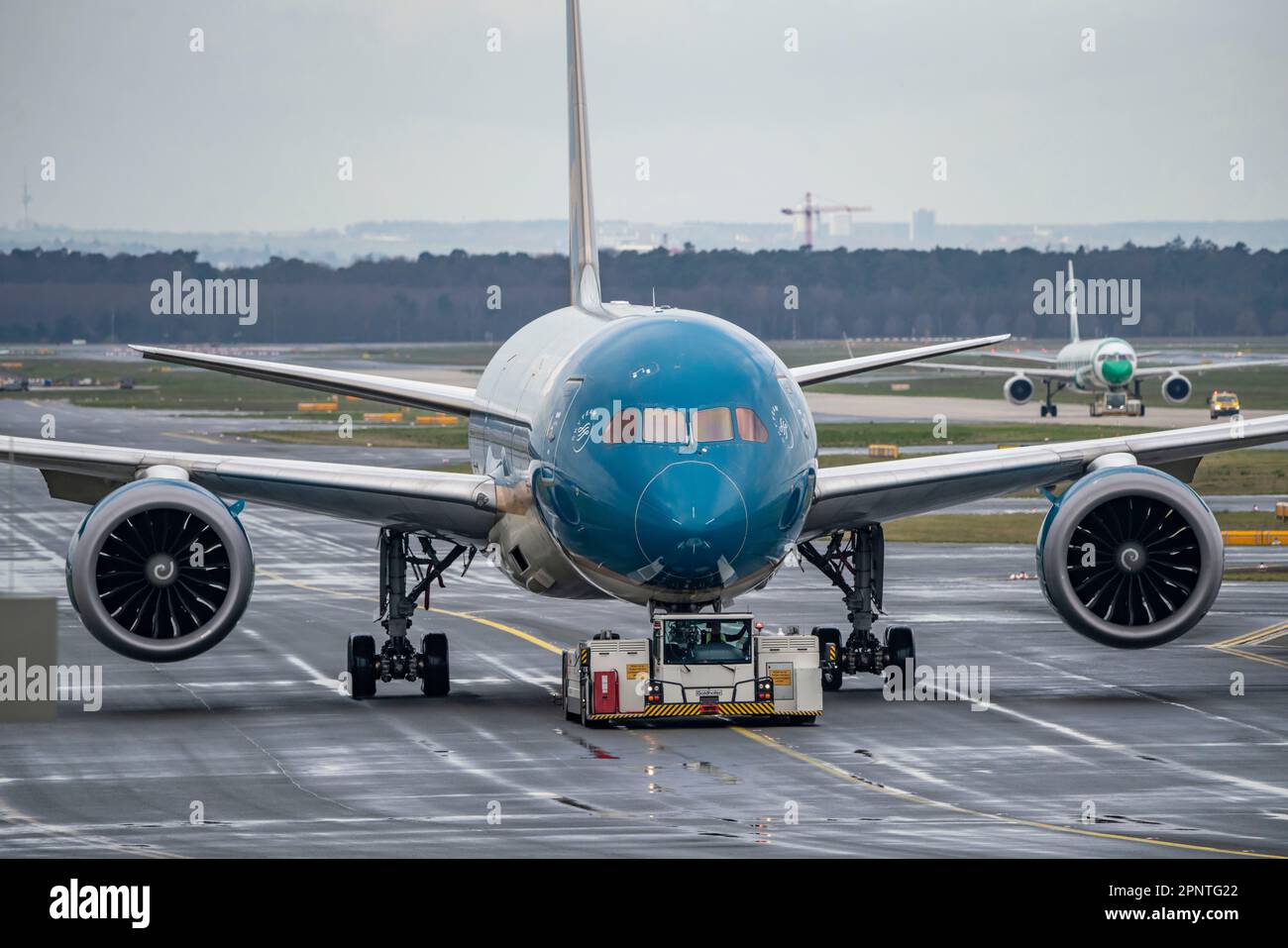 Des avions à l'aéroport de Francfort-sur-le-main, FRA, Vietnam Airlines, Boeing 787 Dreamliner, remorqués jusqu'au terminal, Banque D'Images