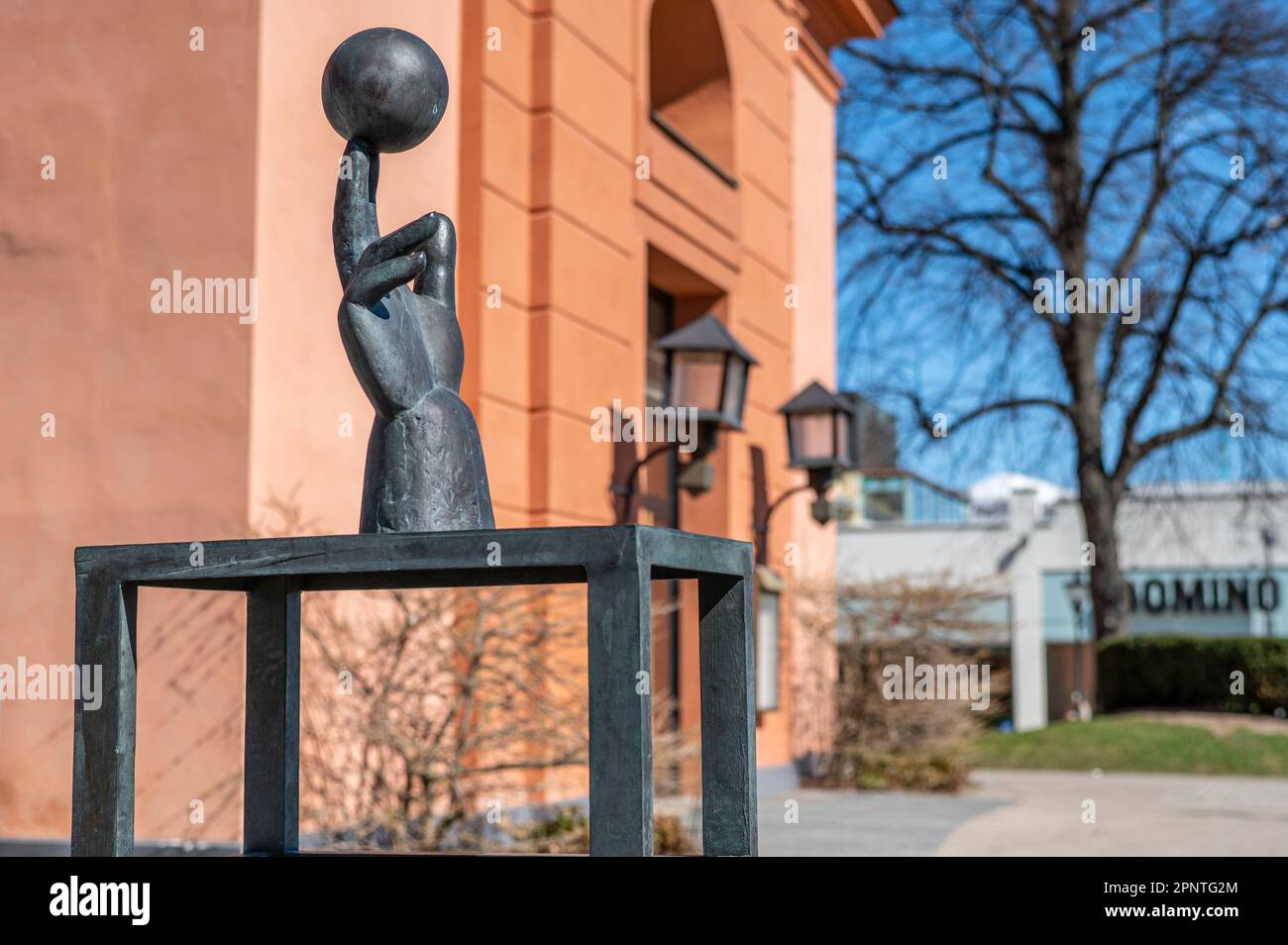 Le Juggler fait partie d'un groupe de sculptures "le Jester, le géant et le Juggler" de 1974 par owe Pellsjö à Norrköping, en Suède Banque D'Images