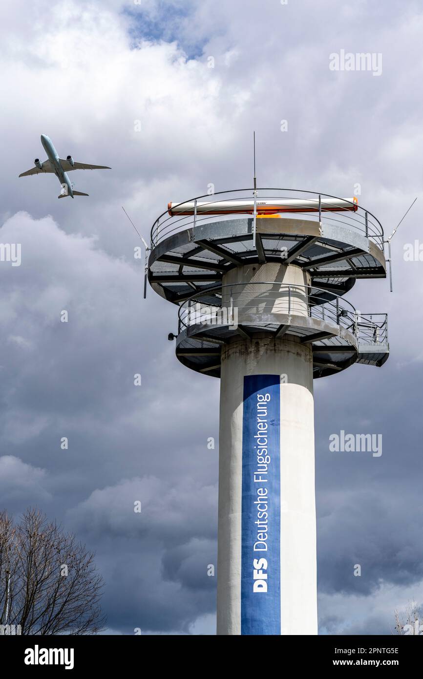 Tour radar du contrôle allemand de la circulation aérienne, DFS, à l'aéroport de Francfort-sur-le-main, FRA, décollage d'avions. Banque D'Images