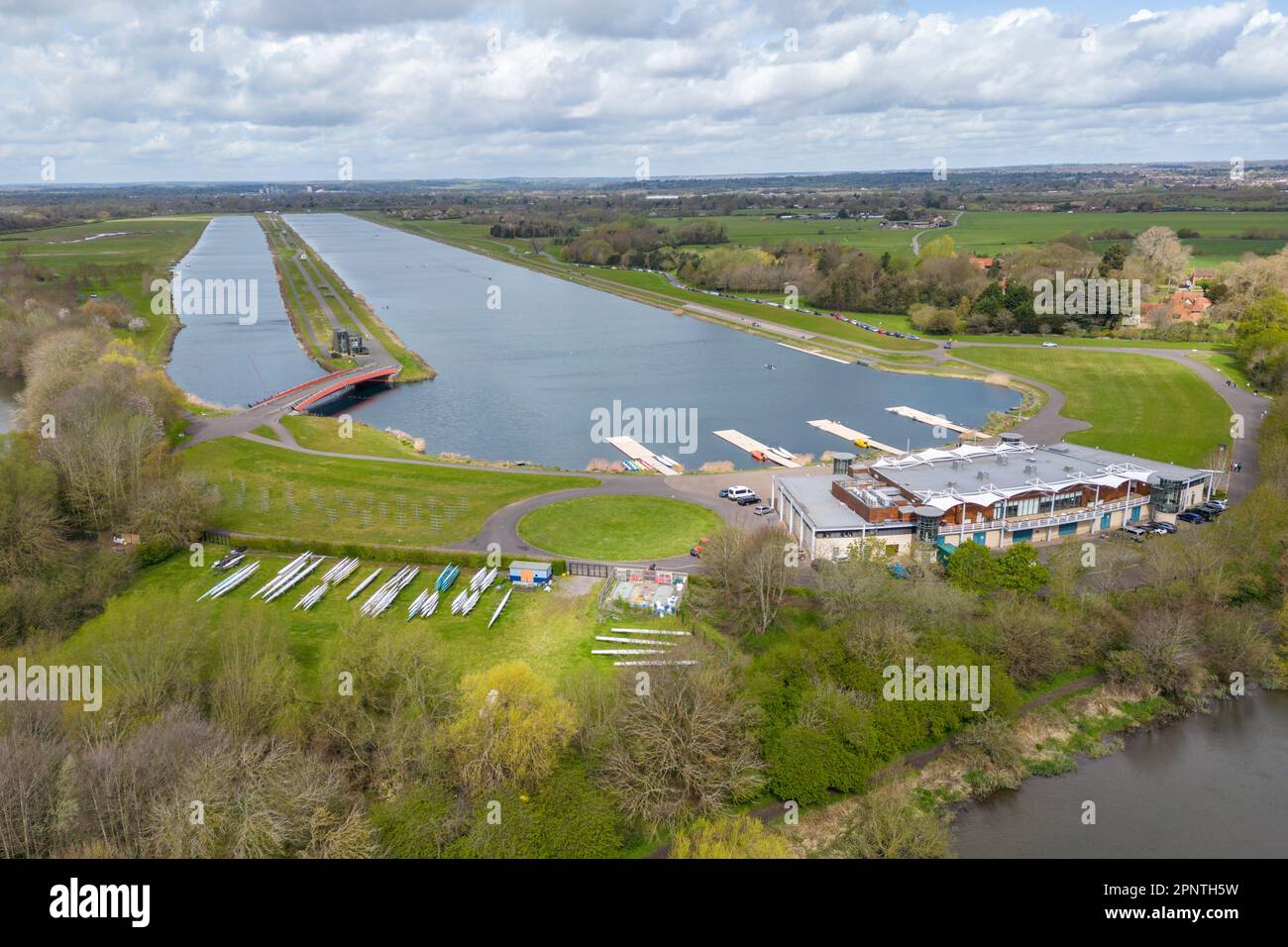 Vue aérienne du lac d'aviron au lac Dorney (où se déroulent les épreuves d'aviron olympiques de Londres en 2012), à côté de la Tamise, à Windsor, au Royaume-Uni. Banque D'Images