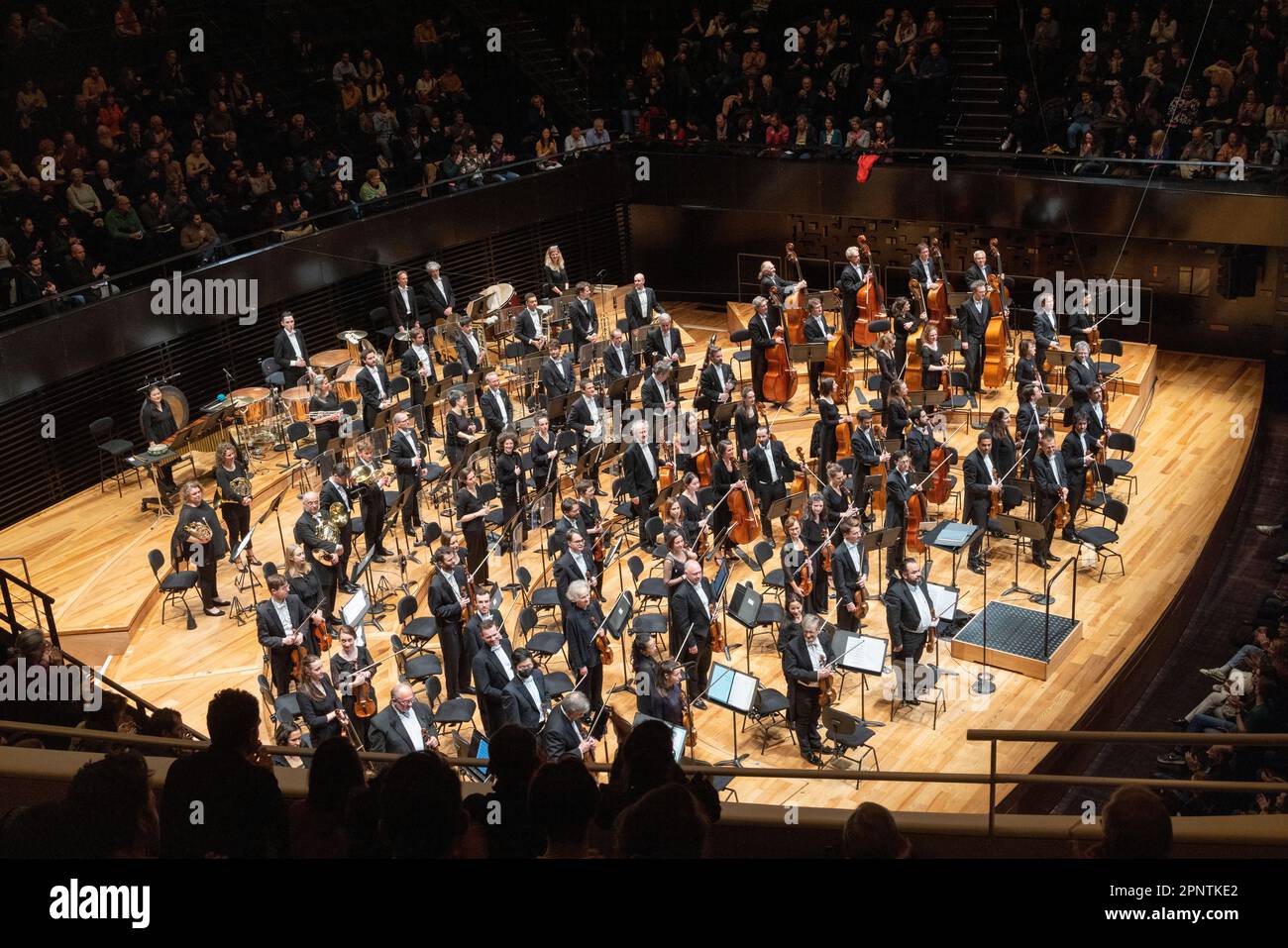 orchestre recevant des applaudissements, concert classique, salle de concert Philharmonie de Paris, Paris, France Banque D'Images