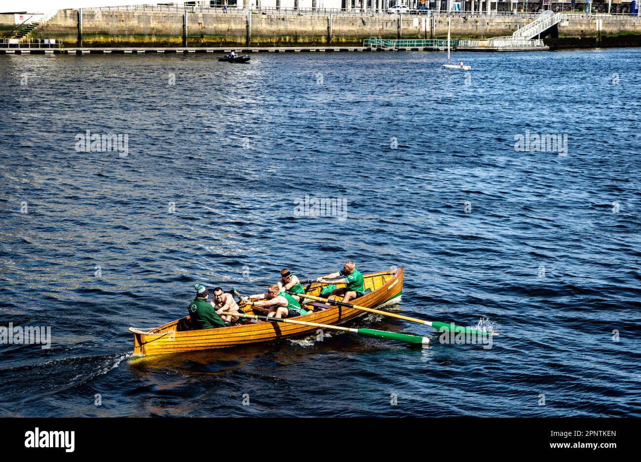 Membres du club d'aviron St Patricks, de Ringsend, Dublin, Irlande, ramer le long de la rivière Liffey. Banque D'Images