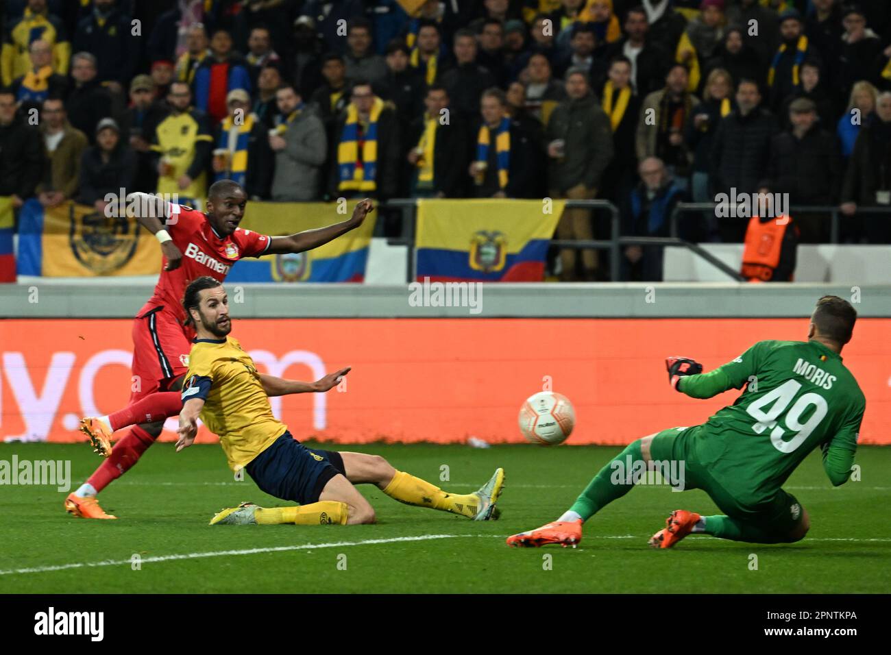 Anderlecht, Belgique. 20th avril 2023. Football: Europa League, Union St. Gilloise - Bayer Leverkusen, knockout round, quarterfinales, deuxième jambe au parc Lotto, Moussa Diaby de Leverkusen tire le ballon contre Christian Burgess de Union SG et le gardien de but Anthony Moris (l-r). Credit: Federico Gambarini/dpa/Alay Live News Banque D'Images