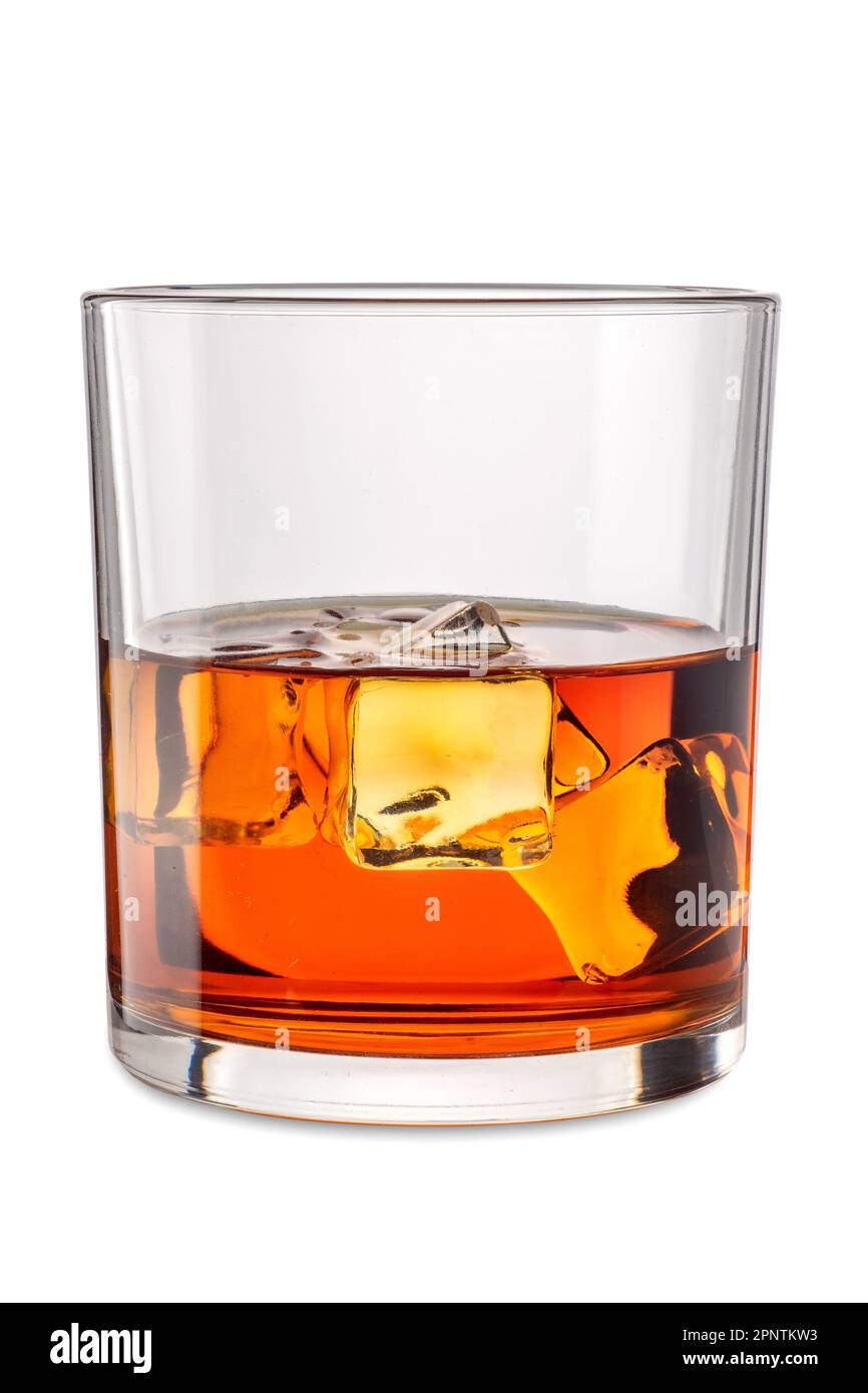 Verre de whisky ou de bourbon avec glaçons, whisky sur les rochers, isolé sur blanc avec un chemin d'écrêtage inclus Banque D'Images