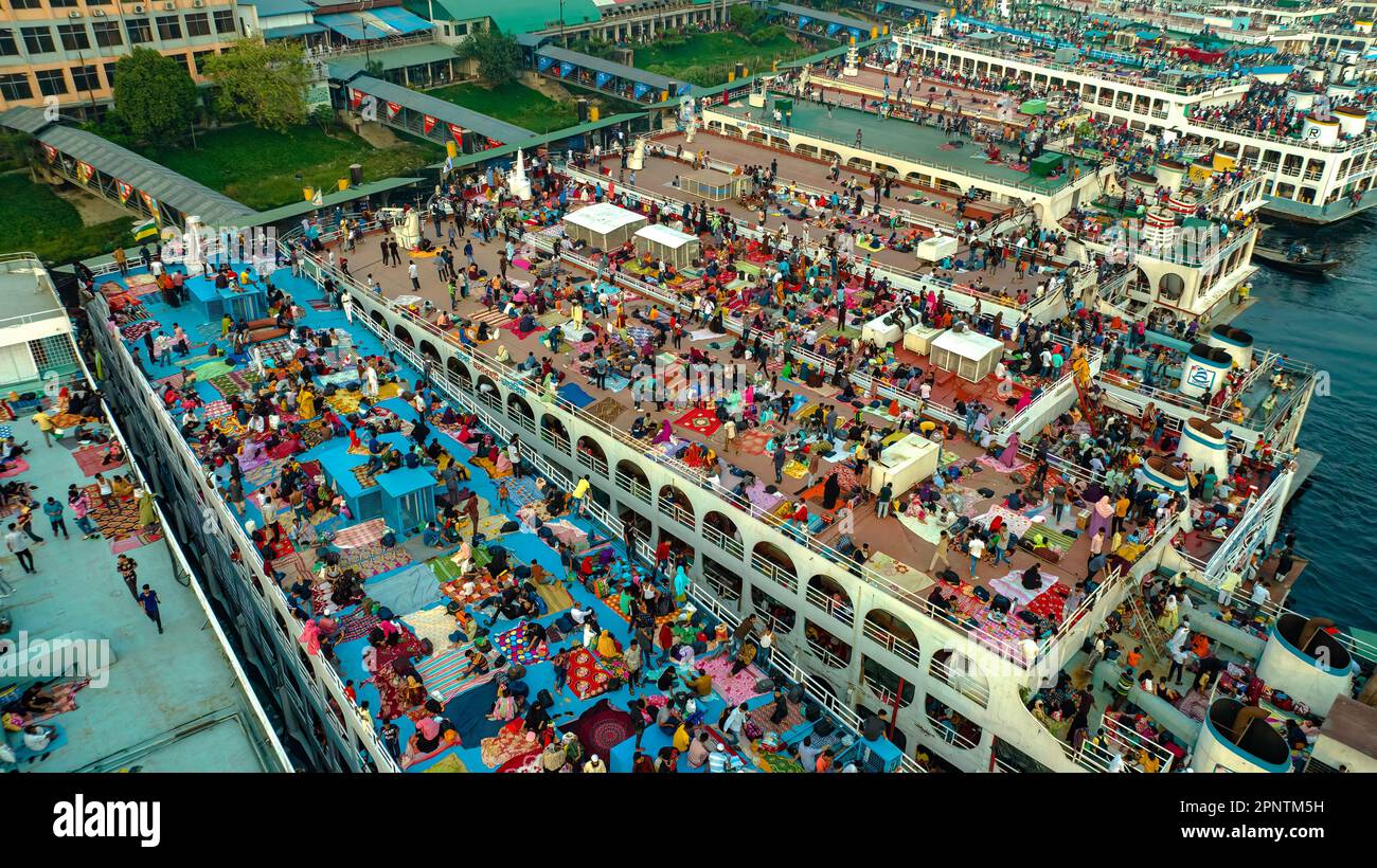 Retour à la maison pour célébrer l'Eid : pendant les vacances d'Eid-ul-Fitr, le principal port fluvial de la capitale, Sadarghat, Dhaka est plein de vacanciers Eid depuis l'aube. Les gens bangladais rentrent chez eux pendant les vacances Eid par lancement. Des milliers de personnes utilisent le toit du lancement pour rentrer à la maison car il n'y a pas d'espace à l'intérieur. Banque D'Images