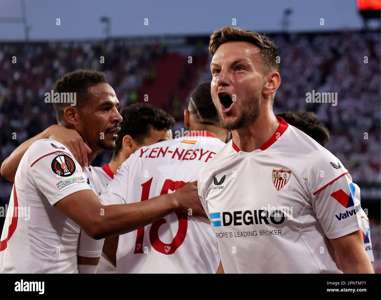 Écharpe neuve de l'UEFA Europa League entre le FC Séville et la F91