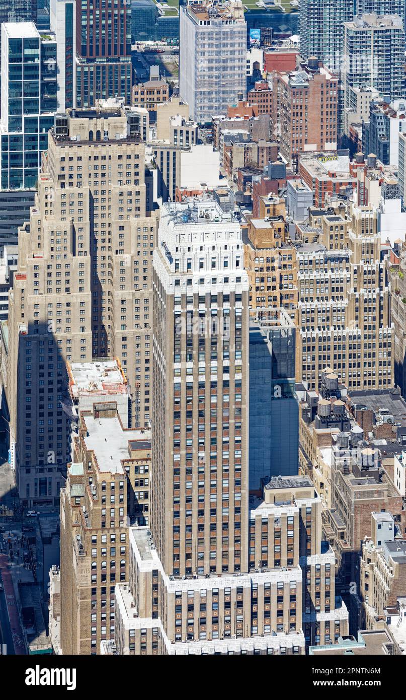 La garniture blanche met en valeur le design art déco de la Nelson Tower dans le quartier des vêtements de Manhattan. Un regard rapproché montre que la pierre est rehaussée par la peinture blanche. Banque D'Images