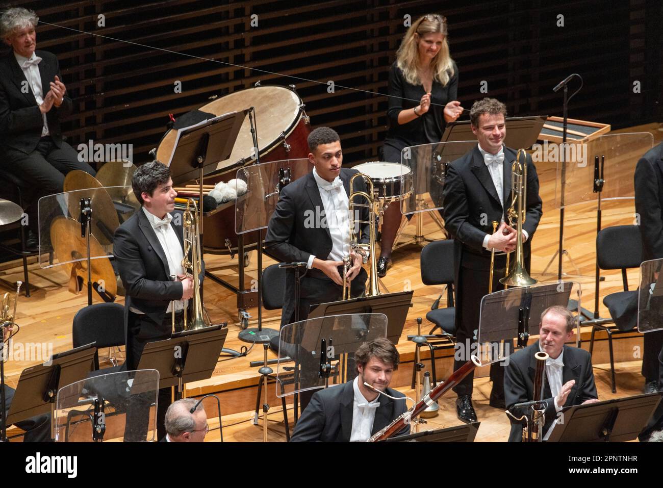 Trombone section debout pour applaudissements, concert classique, salle de concert Philharmonie de Paris, Paris, France Banque D'Images